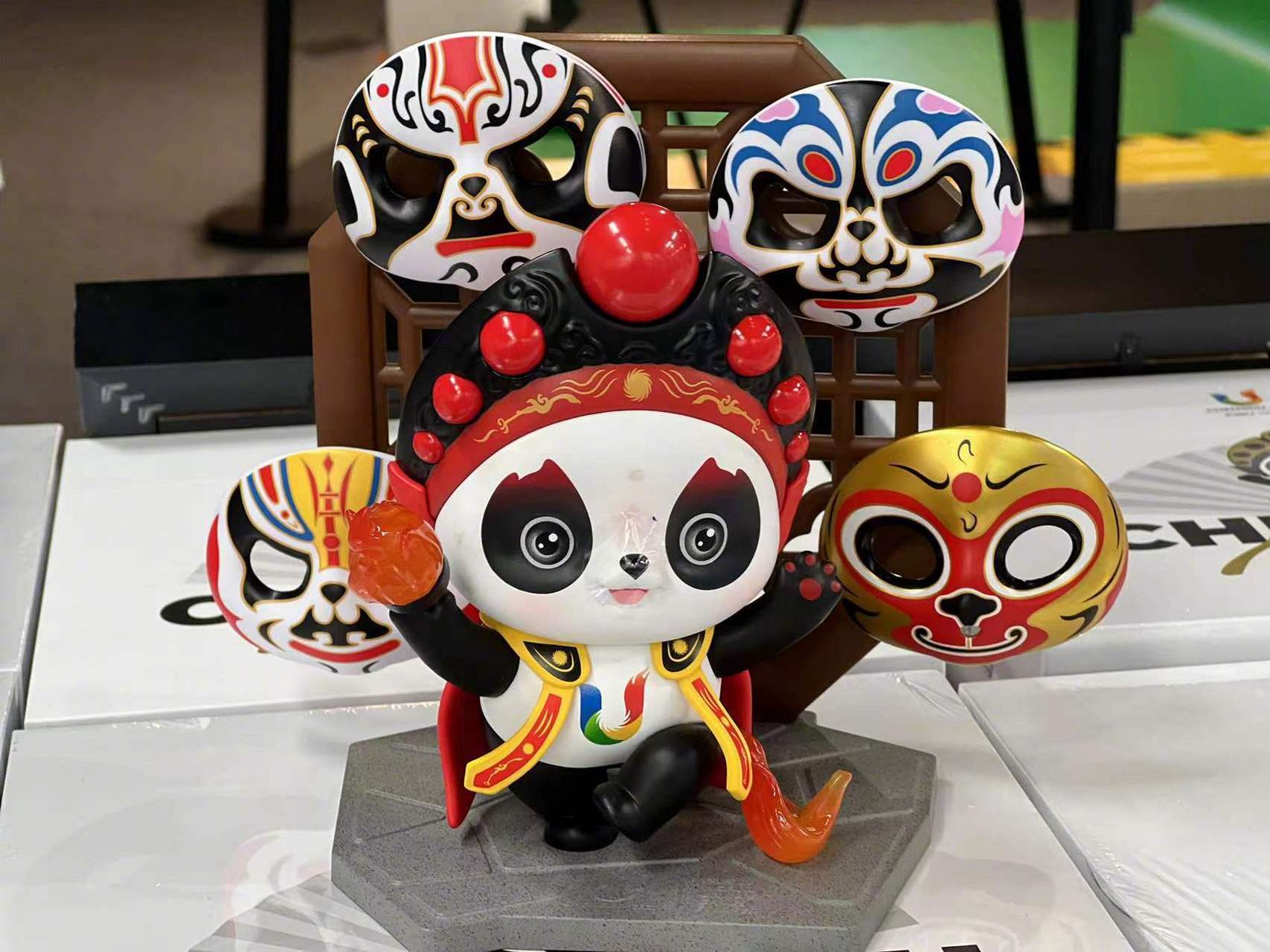 成都游客人手一只蓉宝#成都大运会吉祥物"蓉宝"越来越火了.