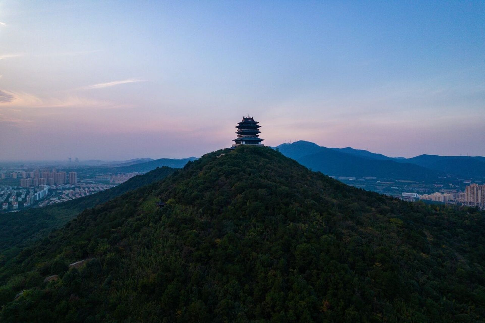 位于湖州市区西北方向的仁皇山,旧名凤凰山,主峰凤山的海拔在211米