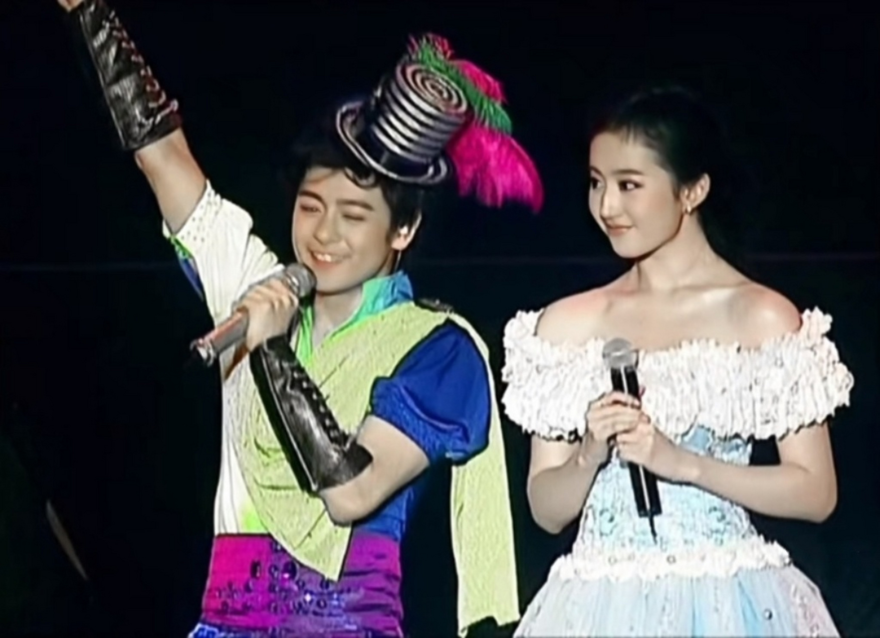 刘亦菲林志颖20年前合照# 青春的记忆又开始攻击我了 翻到了更多的旧