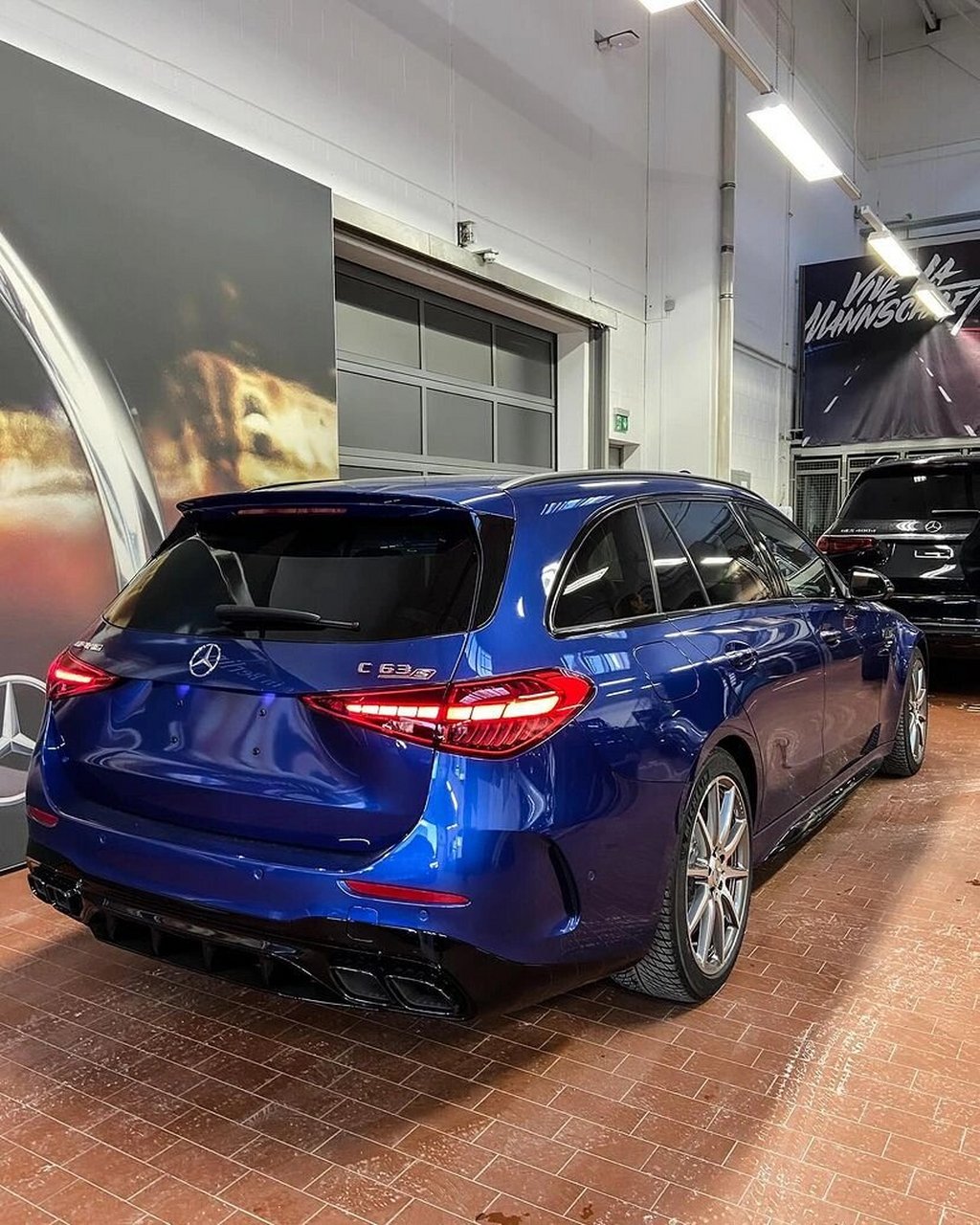 自1997年奔驰公司收购amg品牌,诞生第一款采用v8发动机的w202 代c43