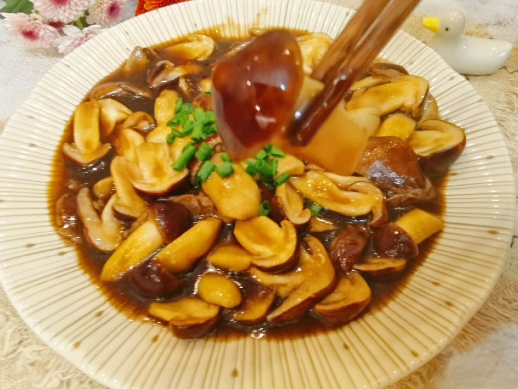 的家常做法,嫩滑细腻,肉质肥厚  赤松茸是与树根共生的一种野生食用菌