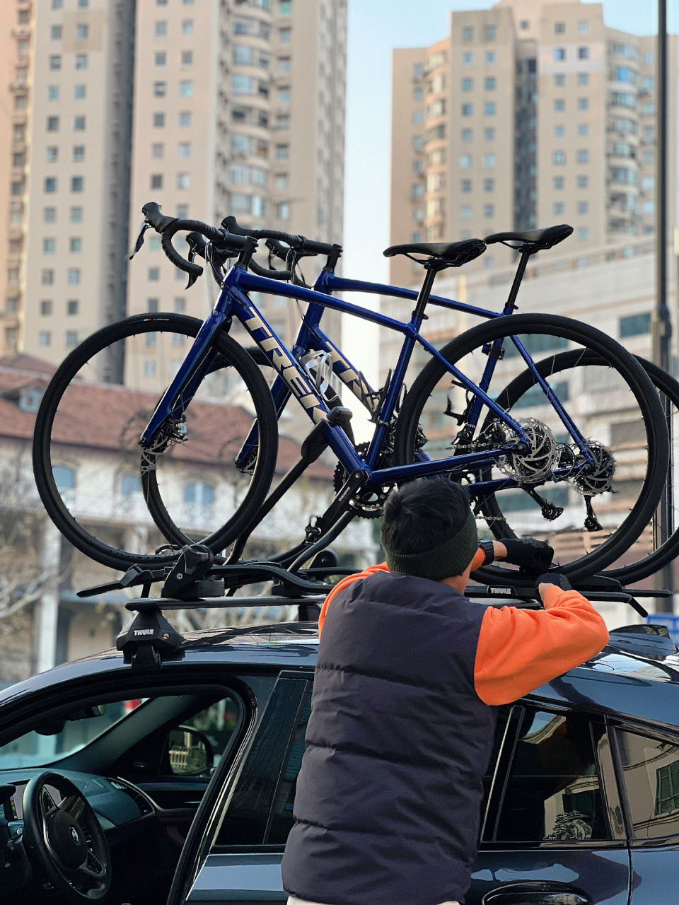 自行车行李架:优雅上车 解锁4 2出行06   周末7715 每次出门装