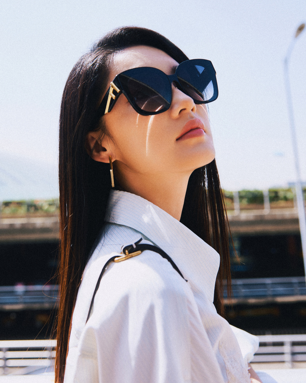 风尚星光##李沁#演员李沁启程前往巴黎出席fendi 2023秋冬高级定制