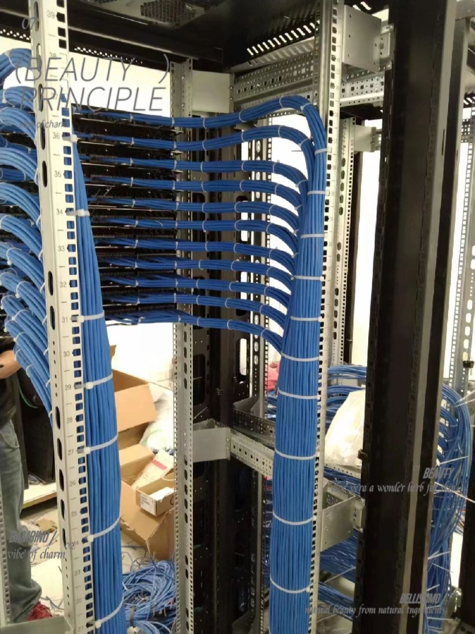 上海网络机房布线 机房改造 综合布线施工  这机柜网线怎么样?