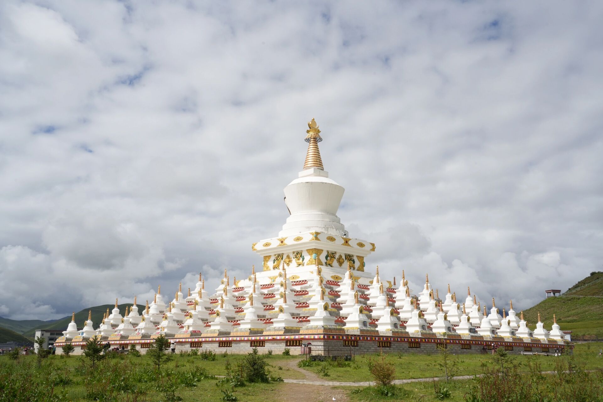 川西必打卡|稻城白塔 稻城白塔也称为尊胜塔林,为甘孜州最大的白塔.