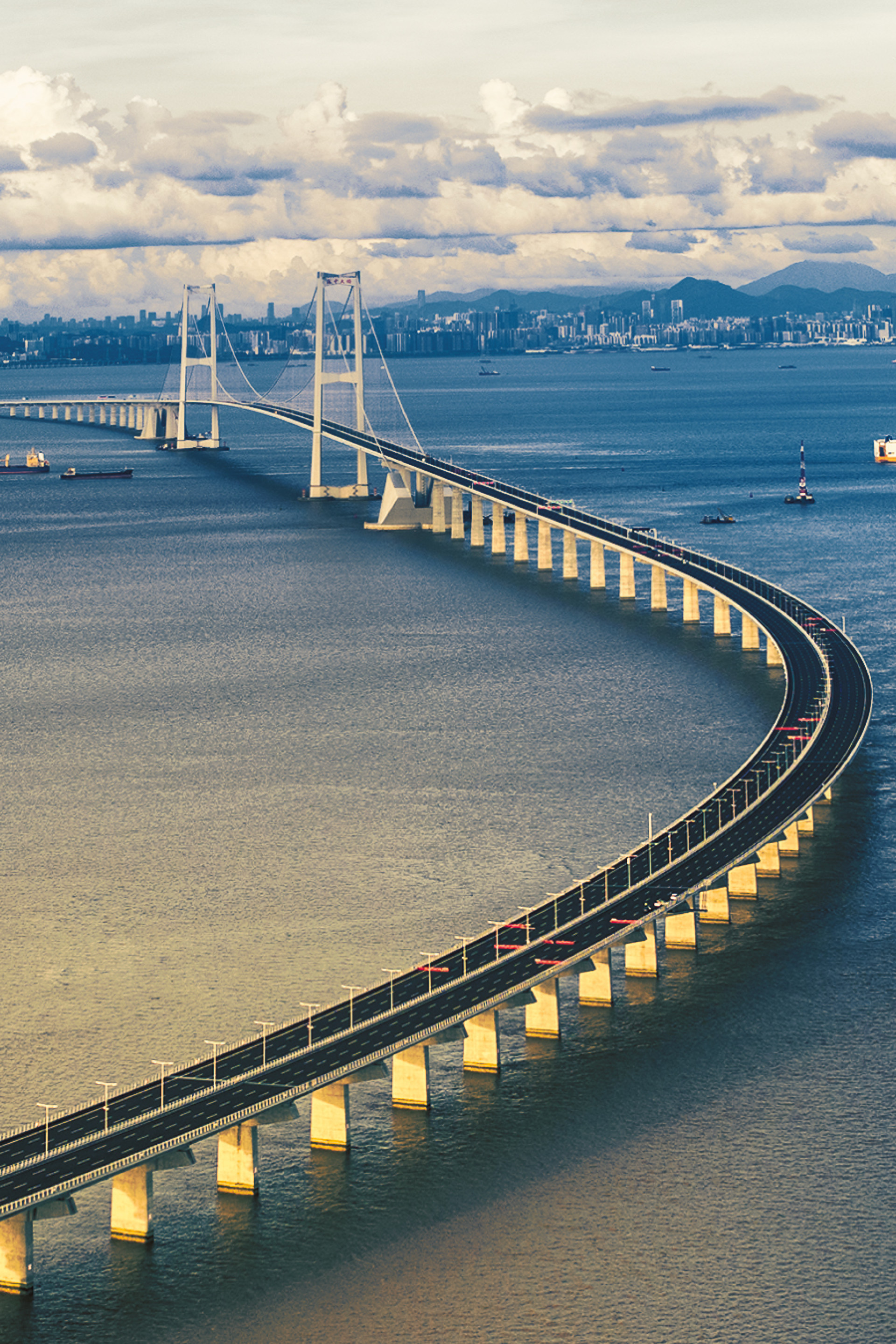 这里是世界上建设难度最高的跨海工程之一,仿佛一