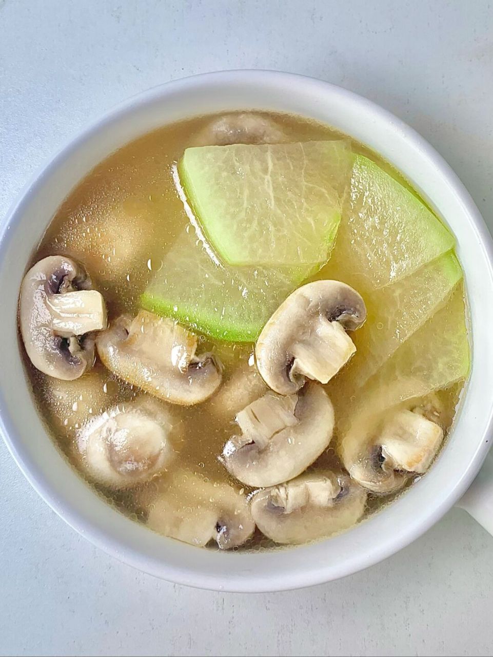 今天分享这个清热的巨掉秤减脂汤! 口蘑冬瓜汤!巨鲜美!还低脂刮油! 做