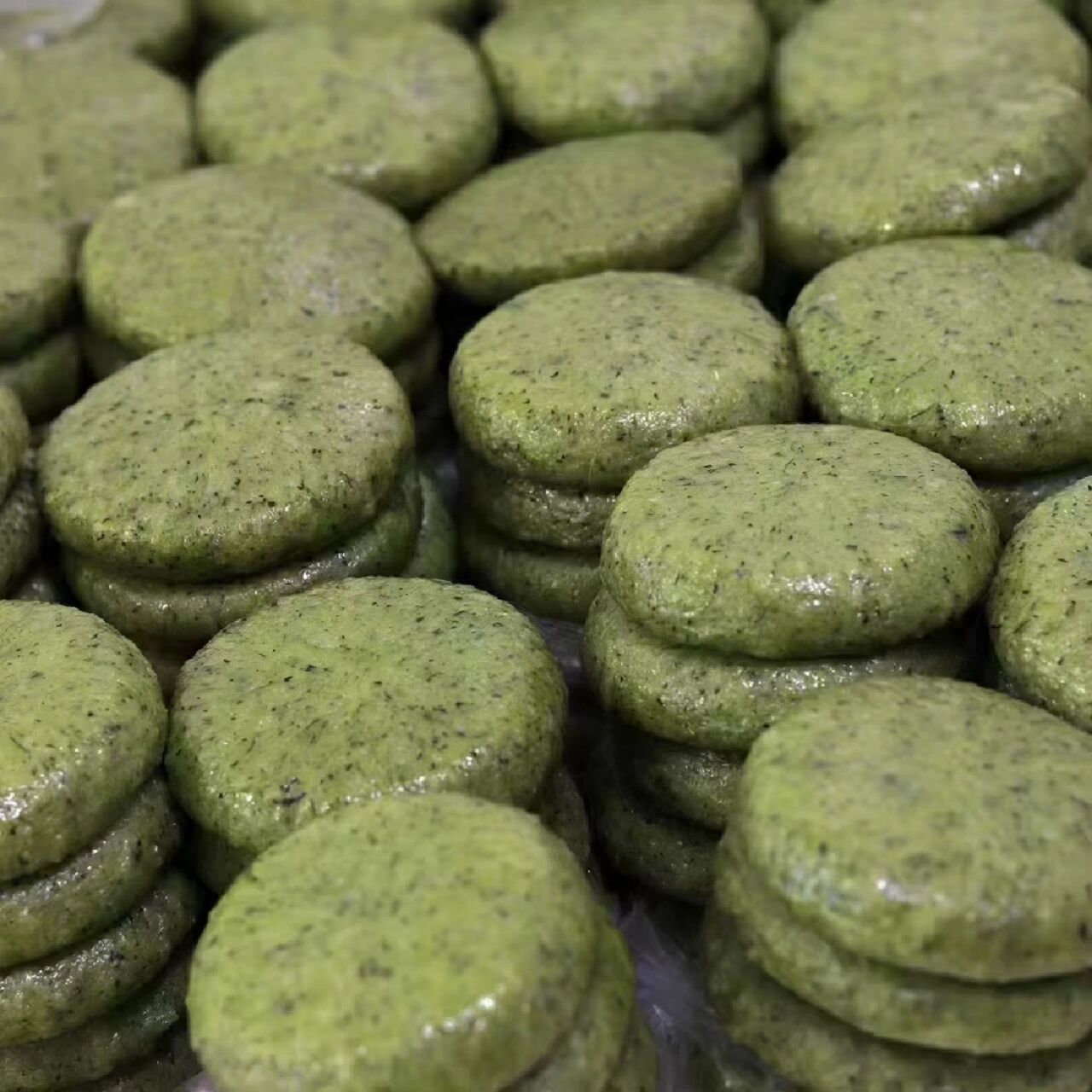 火草粑粑 口感清香,火草粑粑就是用这么漂亮的野花草做出来的,纯生态