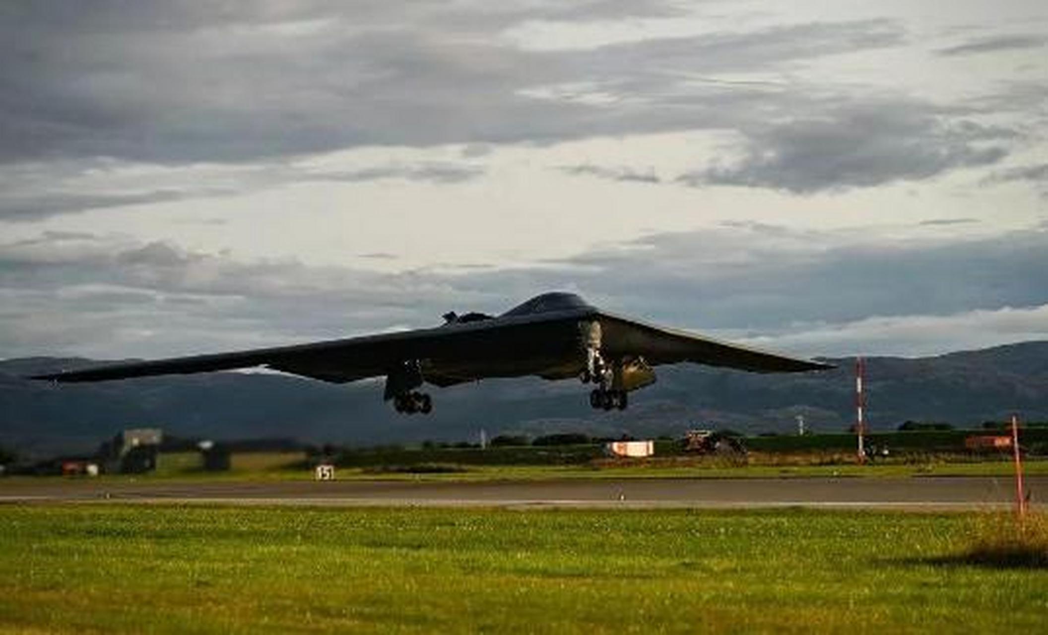 本周,美国空军一架 b-2a"幽灵" 隐形轰炸机从密苏里州怀特曼空军基地