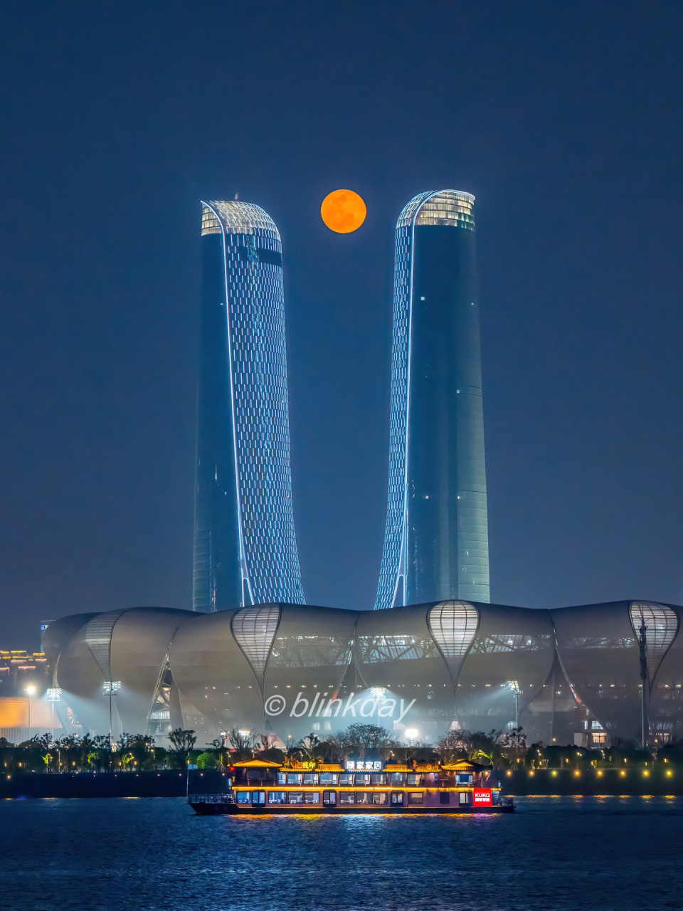 奥体之上,杭州之门,上演一出双指戏月 月满之日,晚风轻拂,钱塘江边,双