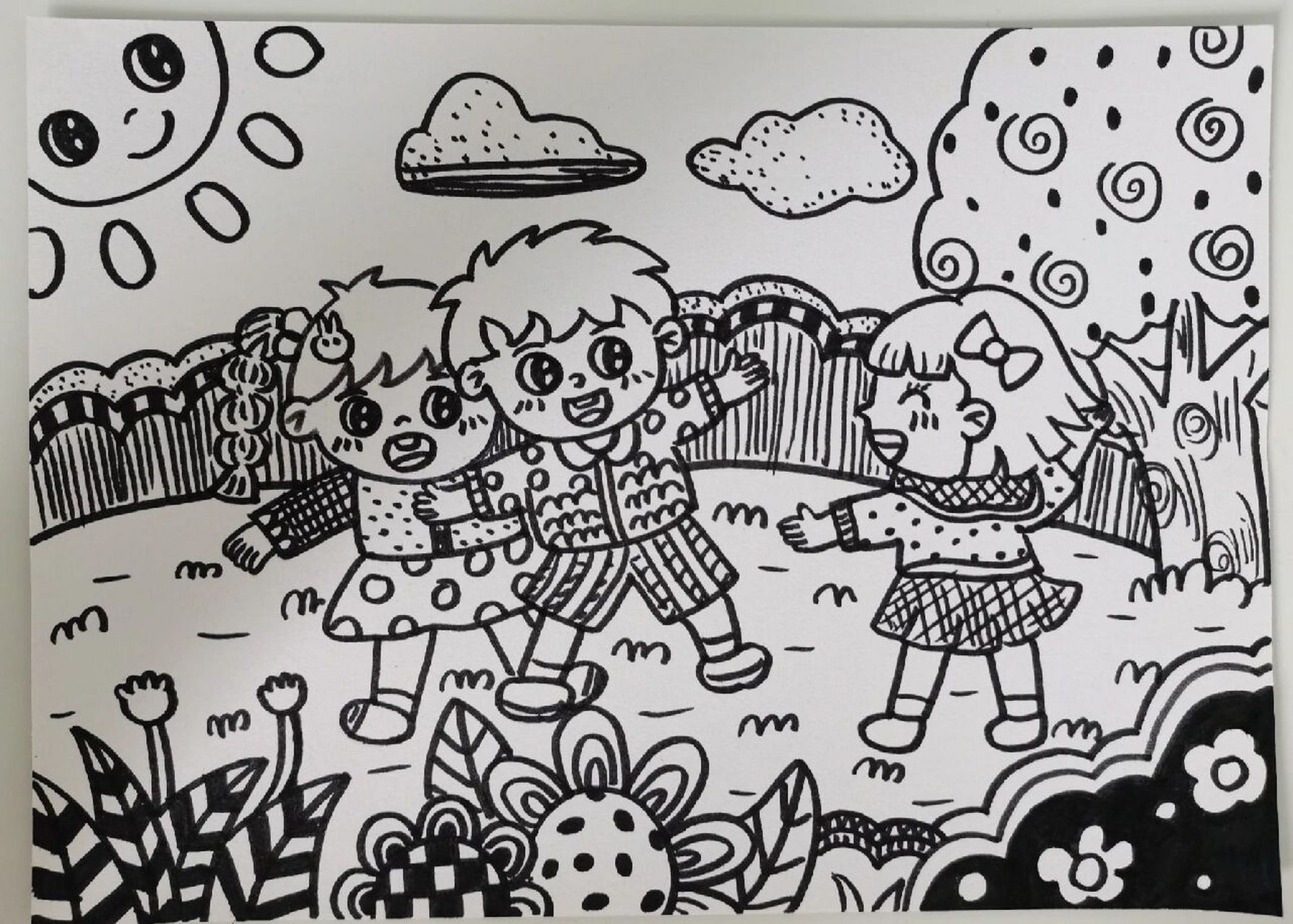 儿童画《老鹰捉小鸡》 也是一个户外的场景画,户外的场景都可以直接上