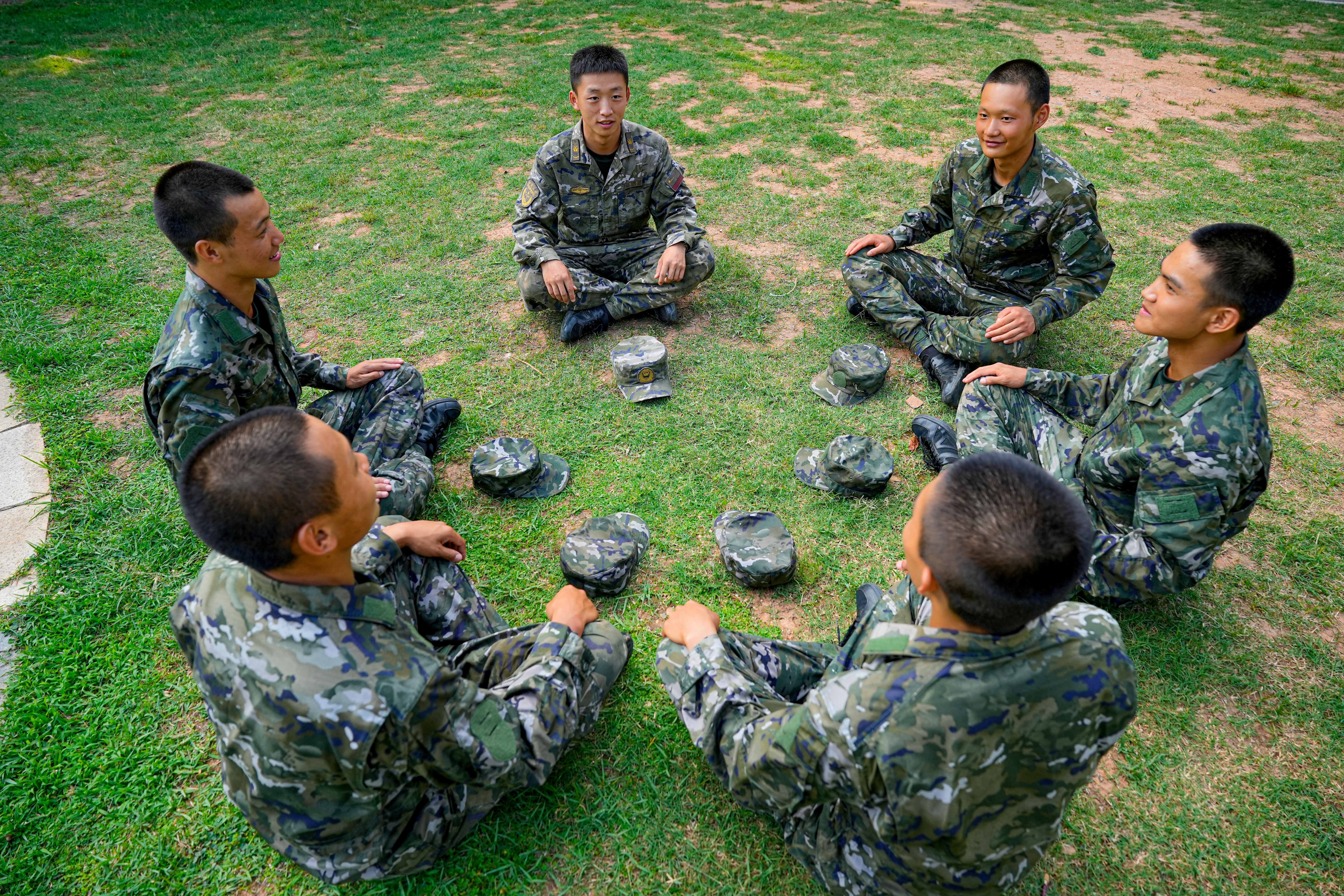 图片新兵训练武警第一机动总队官兵谈心图片武警第二机动总队部队谈心