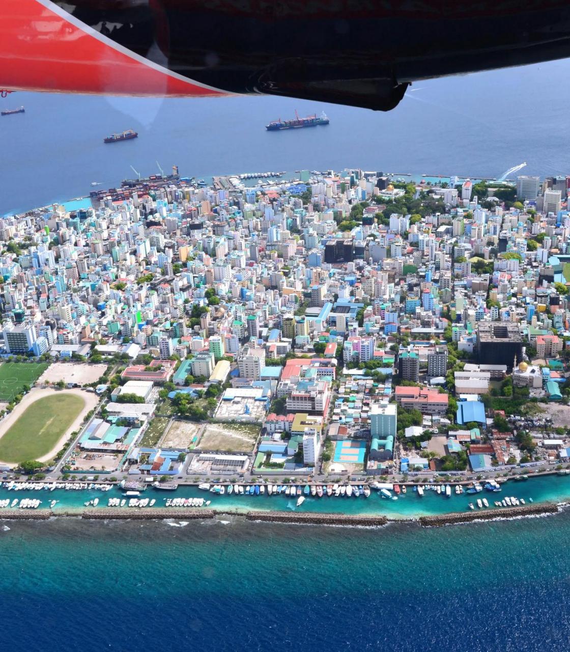 马累岛上密密麻麻都是楼房,总人口约25万人,已经没有多余的空地了