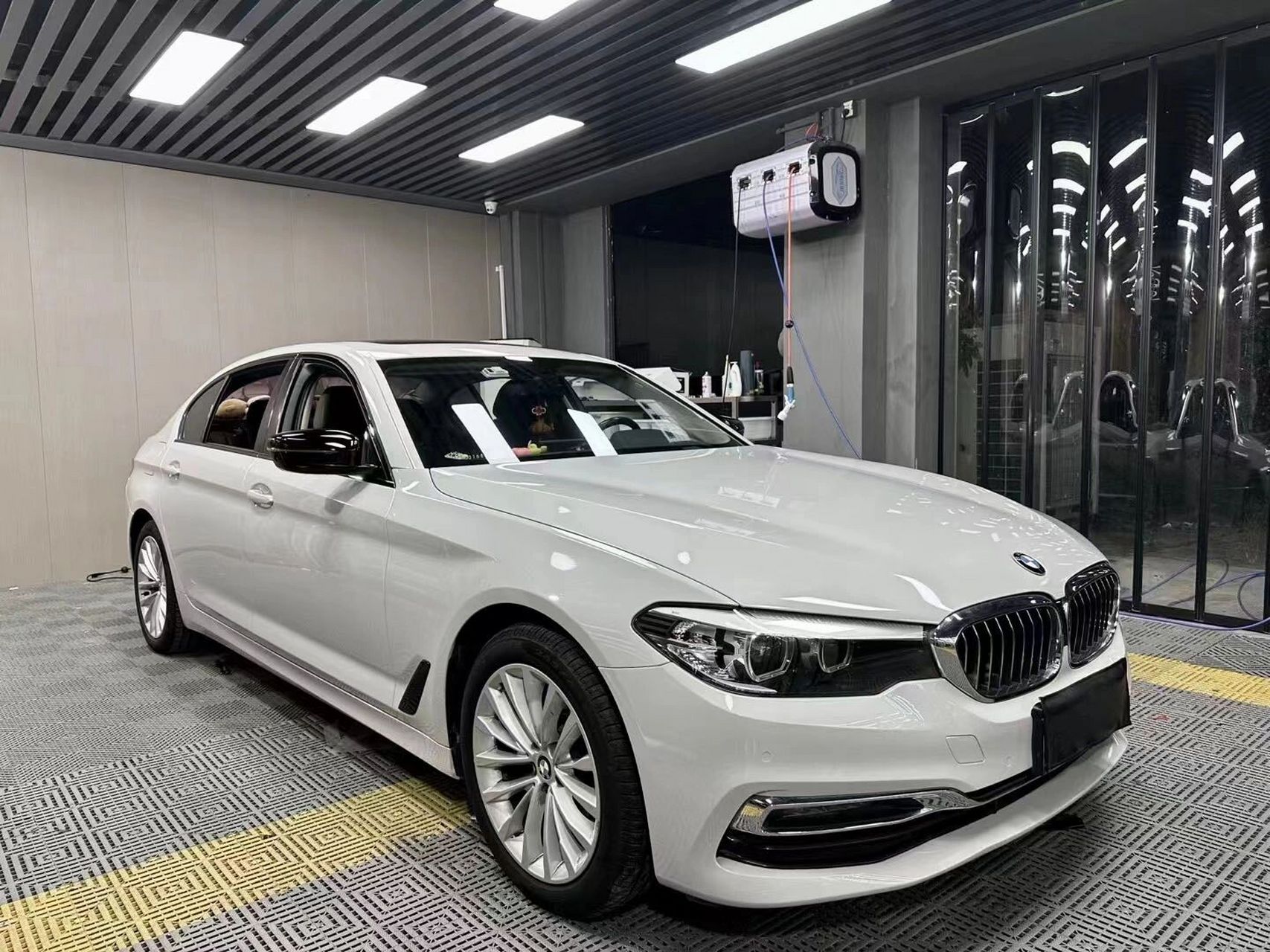 超亮水泥灰–宝马五系改色 水泥抗得好,宝马买得早.