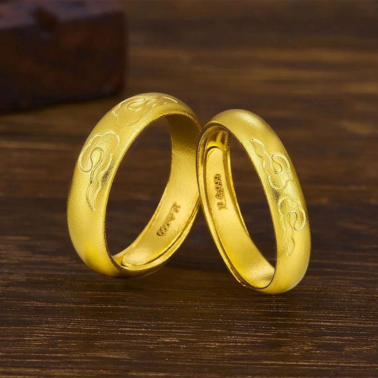 有这些钢印的都是"假黄金" 正常足金首饰的钢印都是"au"或者"足金",而