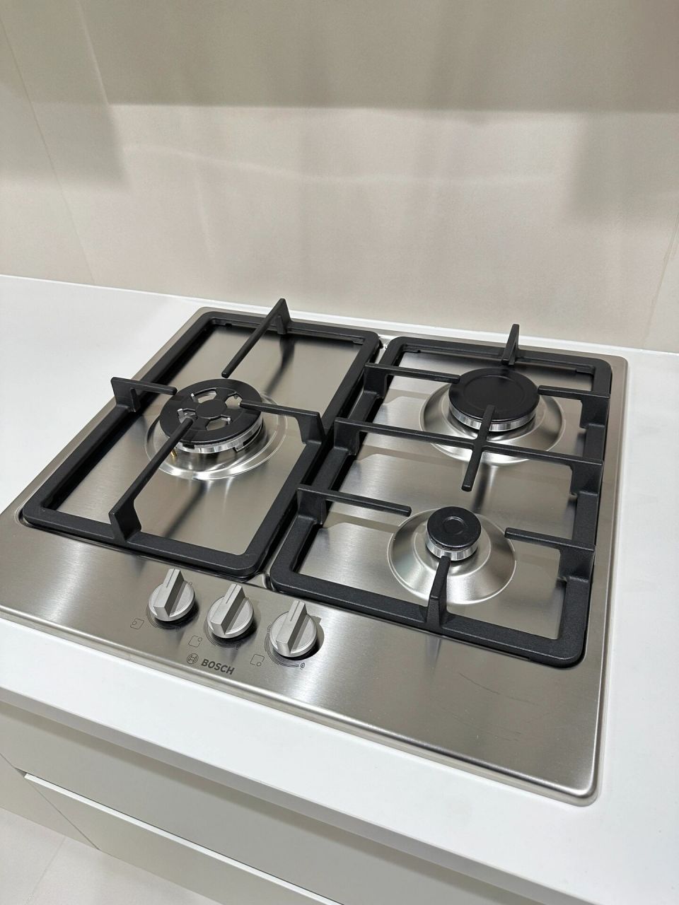 买这个燃气灶主要是考虑到厨房台面面积小,这个三眼燃气灶是520×580