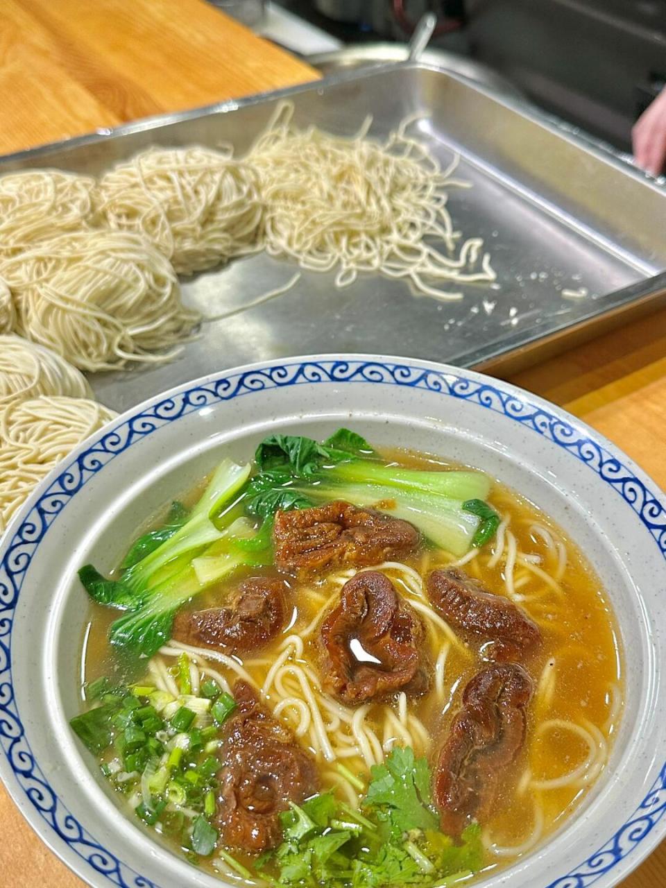 在万象汇吃到一家超棒的回锅肉盖浇面! 这家肉是不要钱了吗?