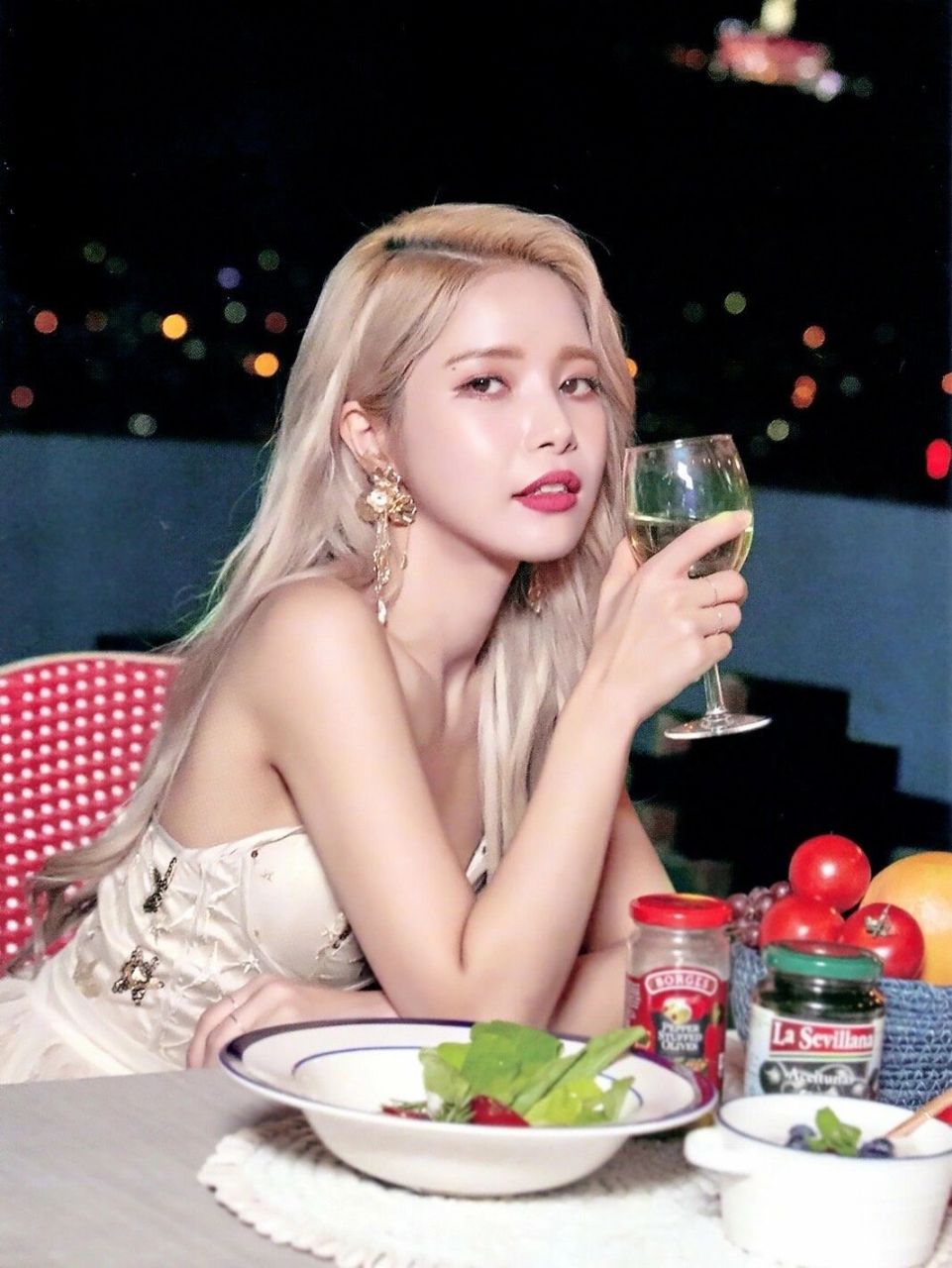 「94投稿金容仙」 金容仙(813013),艺名颂乐(solar),1991年2