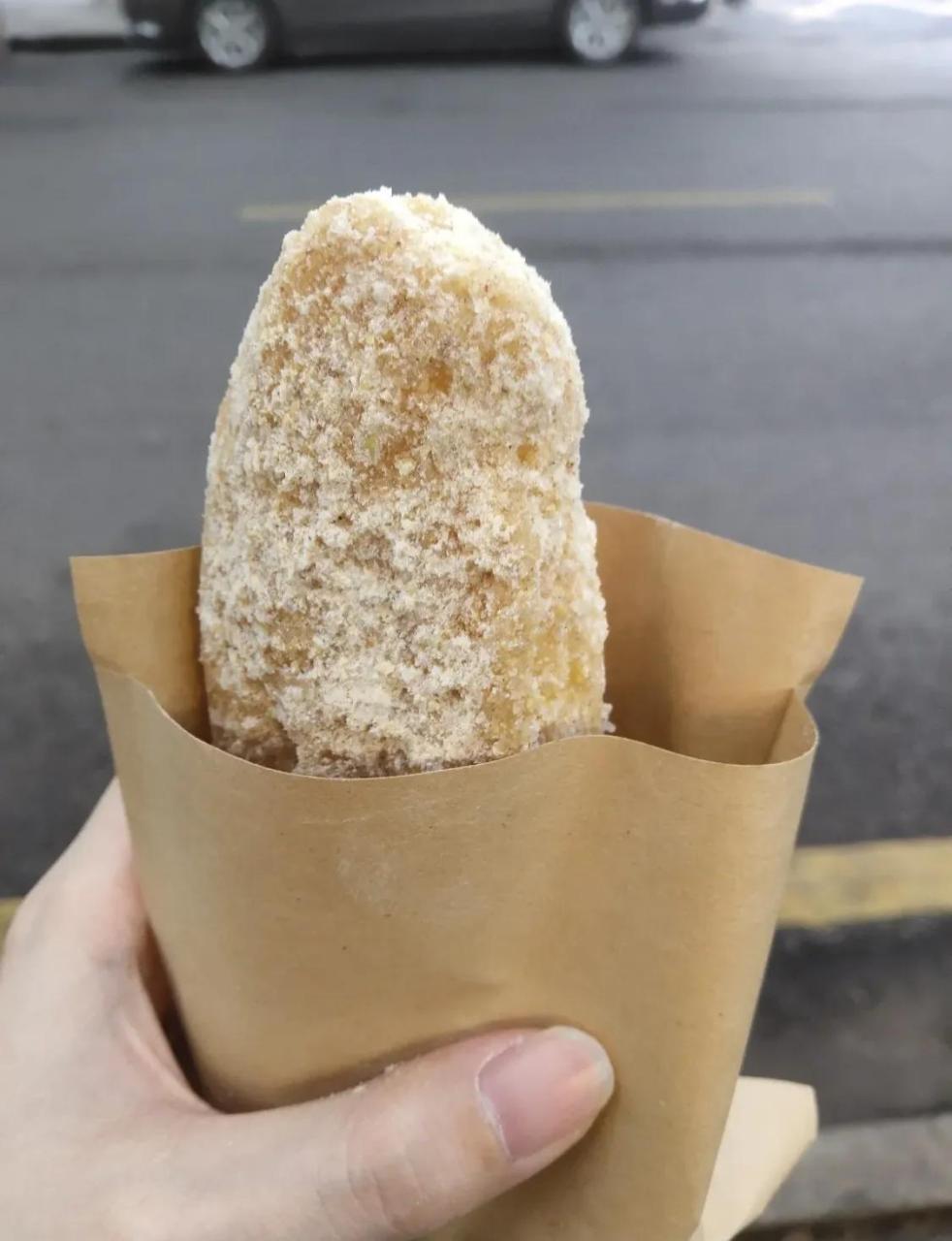 喜欢吃糯米类小吃的人一定吃过武汉的糖酥饺.