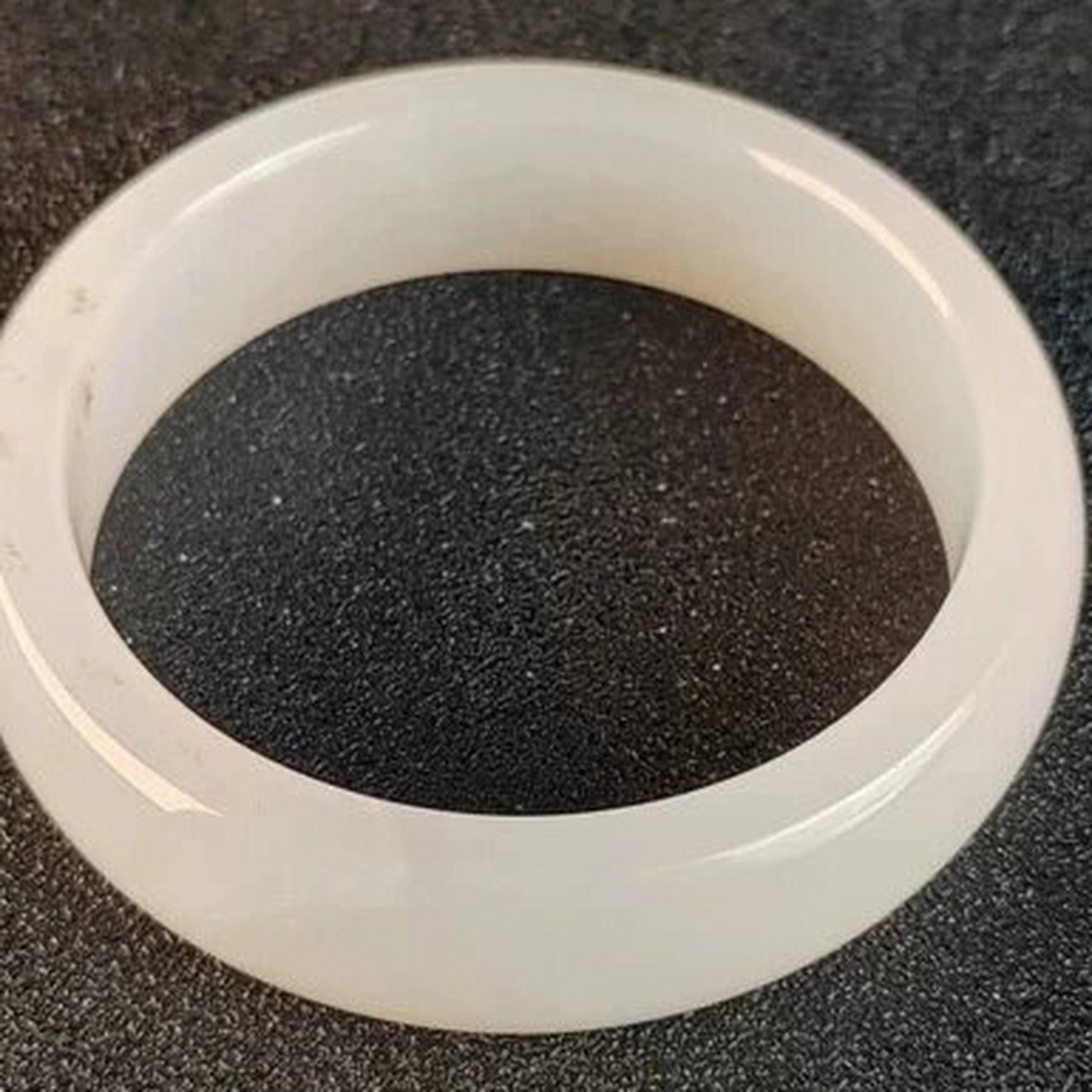 和田玉羊脂白手镯价值多少?