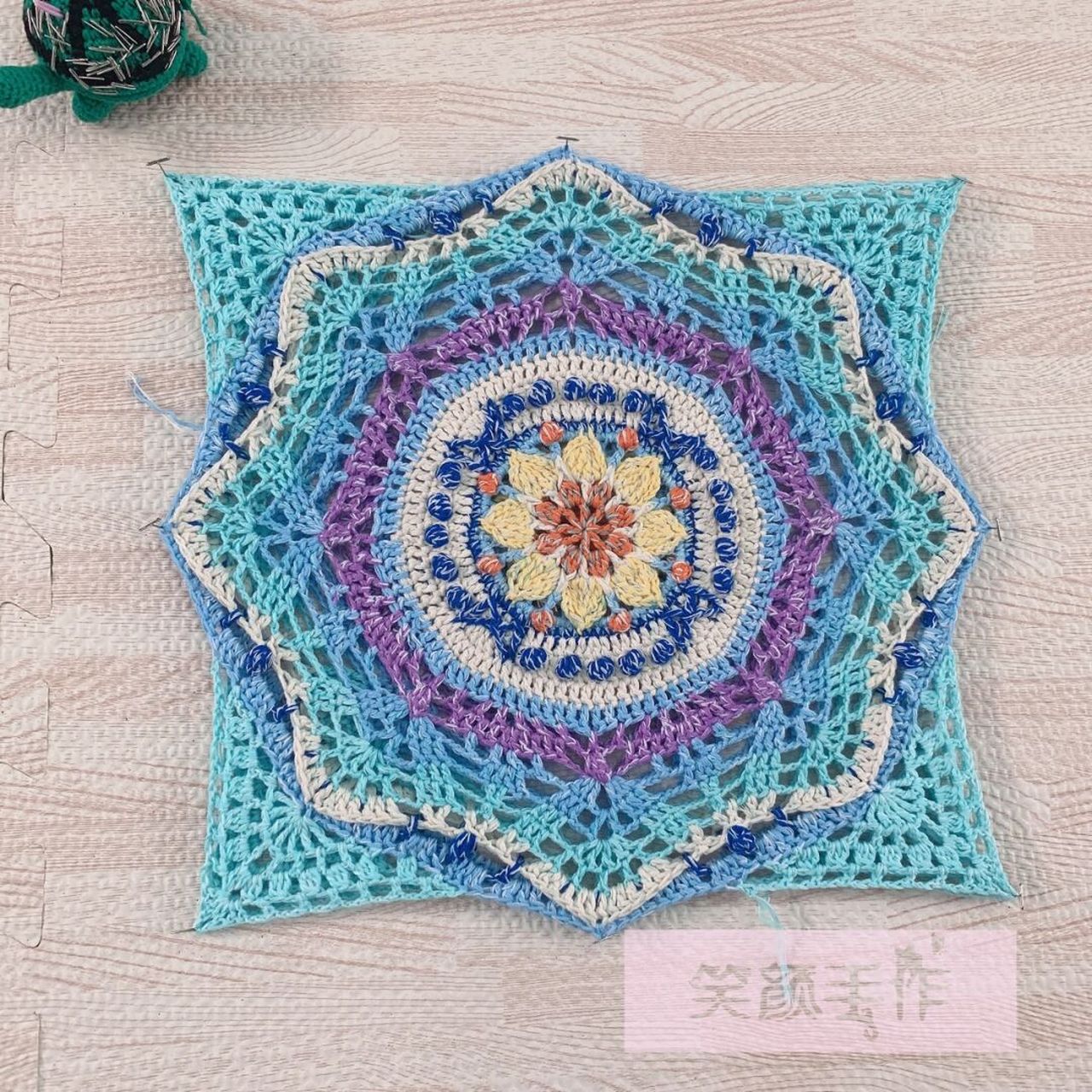 这个配色感觉好清新 曼陀罗进行中.#钩针图解