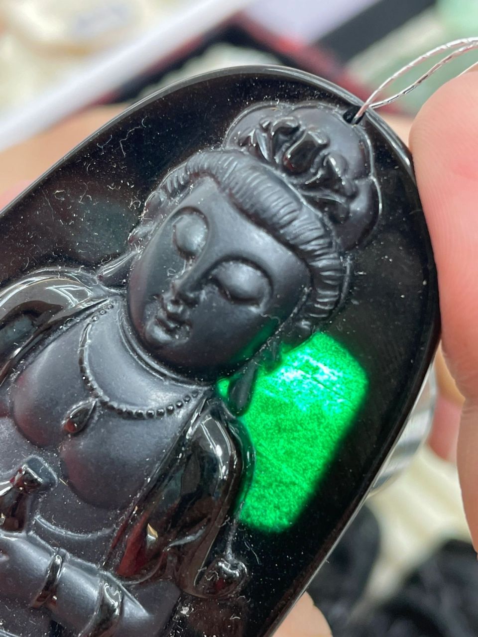 危料墨翠打灯后内部呈现丝网状或点状外观 缅甸墨翠整体会比较均匀