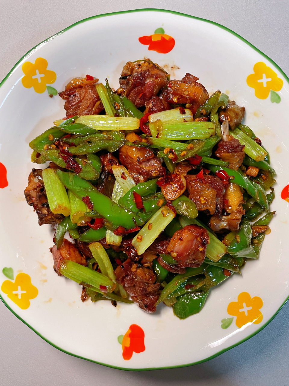 好吃的芹菜炒腊鸭腿～简单易做 香辣下饭 爱吃腊味的小伙伴一定要试试