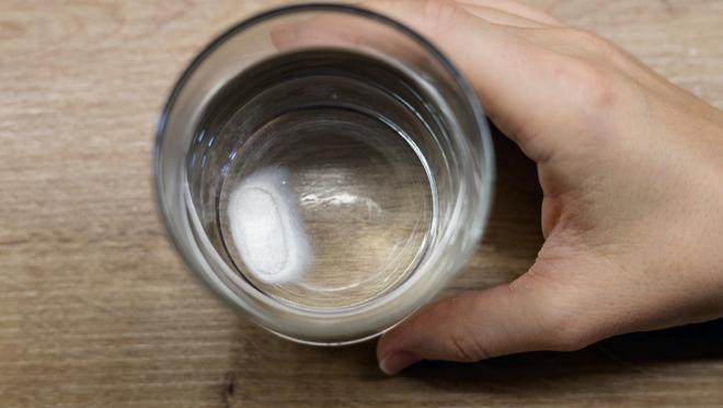 白醋小苏打:白醋与小苏打混合后,发生化学反应,产生气泡松动污渍