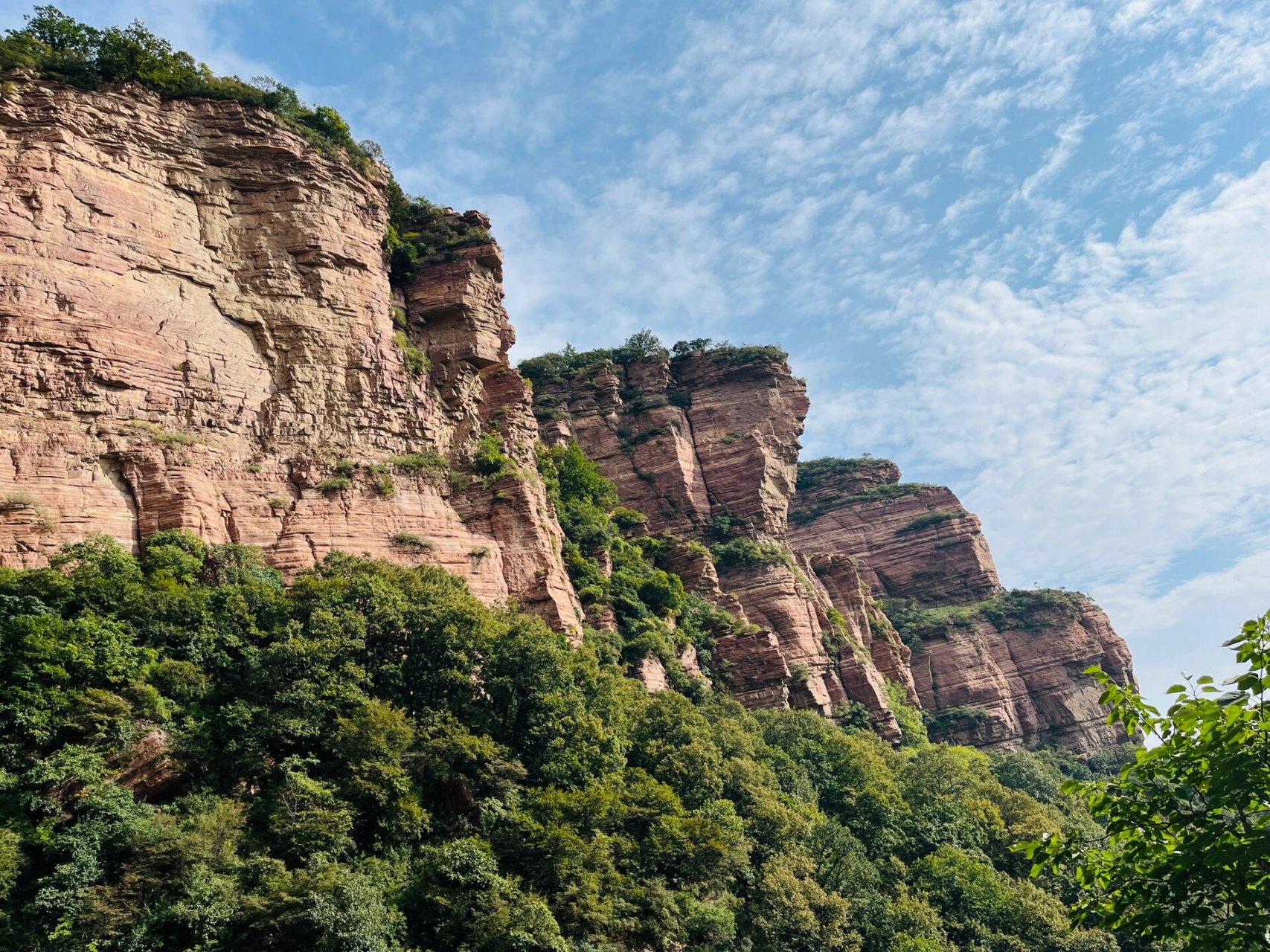 嶂石岩景区作为中国三大砂岩地貌(丹霞地貌,张家界地貌,嶂石岩地貌)之