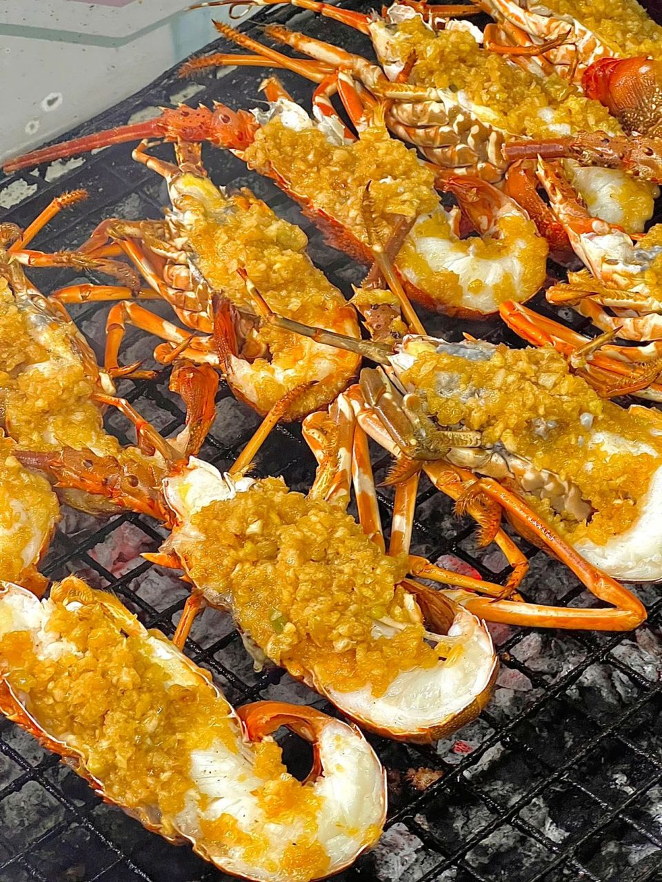 炭烤小青龙 灵魂吃法 炭火的香味 与青龙虾的鲜味 搭配在一起 巴适得