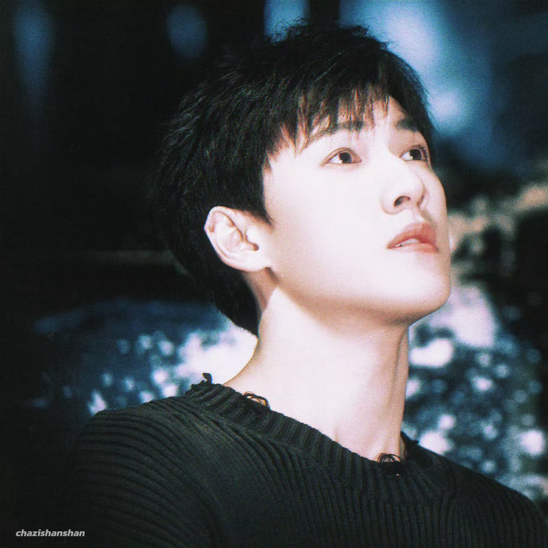 李昀锐 冬日情书写真是谁还没看过李昀锐小林是李昀锐 的冬日身穿黑色