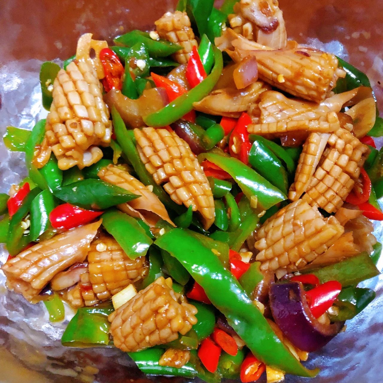 鱿鱼花做法 鱿鱼花洗净 和姜片料酒煮两分钟 捞出 热锅冷油 蒜,辣椒炒