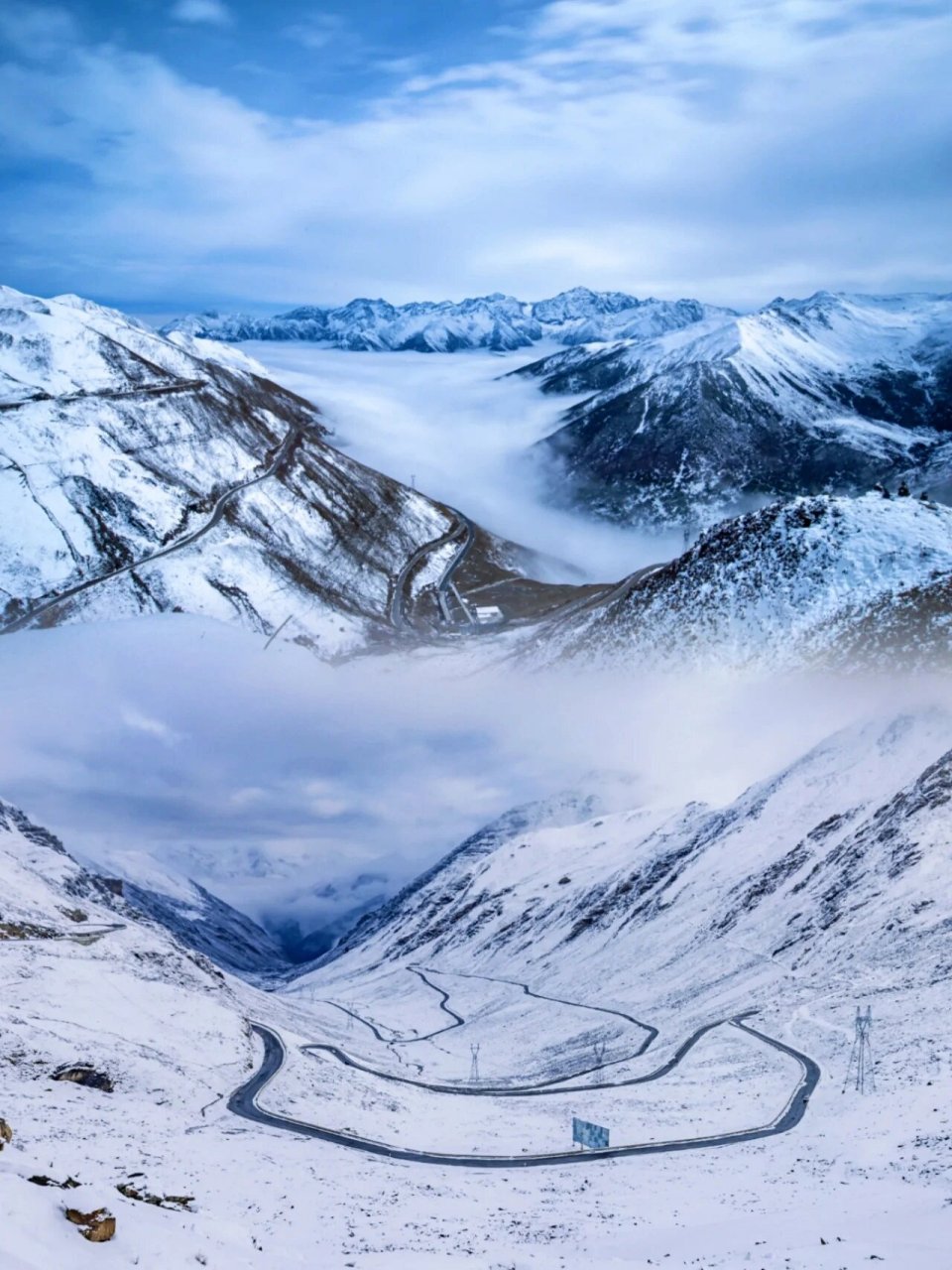 看云海上漂浮的雪山,打卡熊猫王国之巅 90巴朗山位于青藏高原的东部