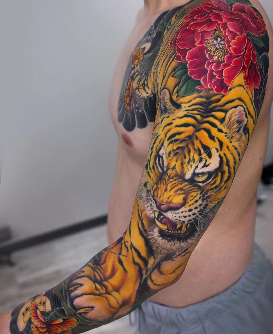 传统花臂,心有猛虎细嗅蔷薇乌鲁木齐纹身           老虎题材花臂传统