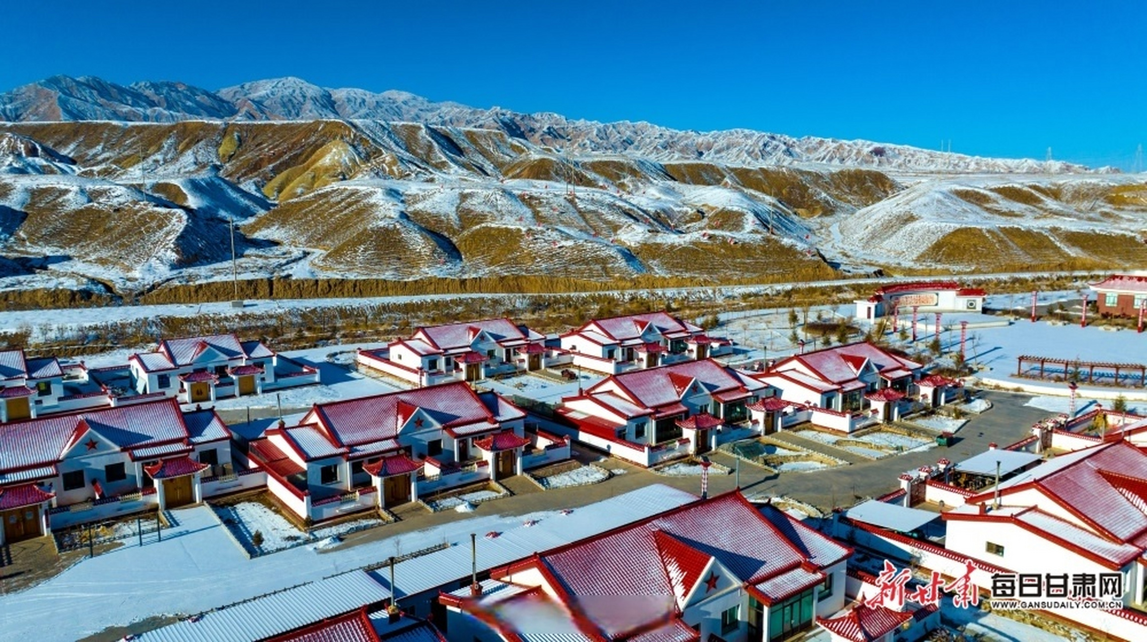 如意甘肃# 近日,雪后初晴的张掖市临泽县倪家营镇"红色乡村"梨园写邋