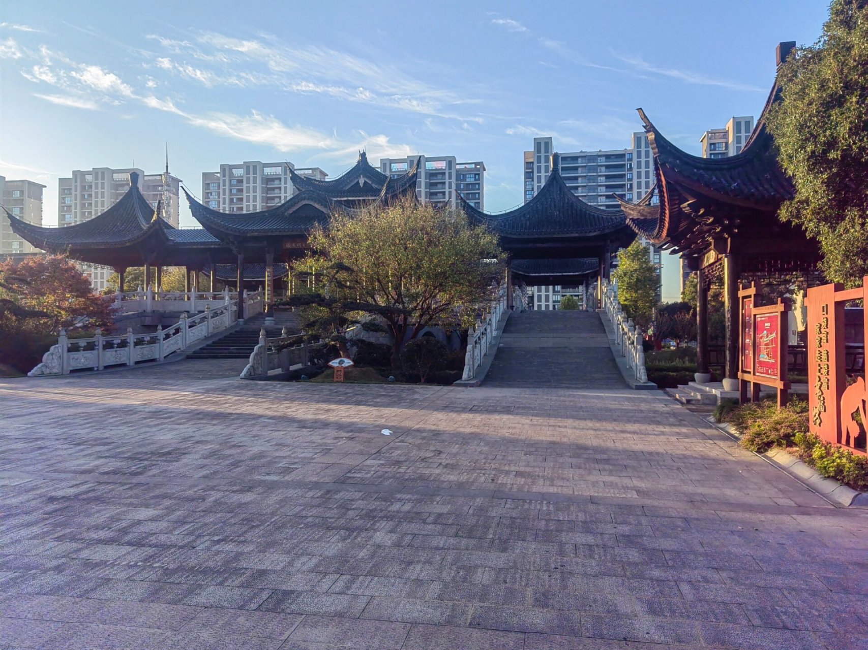 滕头村 滕头村嵌在奉化与溪口之间的滕头生态旅游区,紧倚江拔,甬 滕头