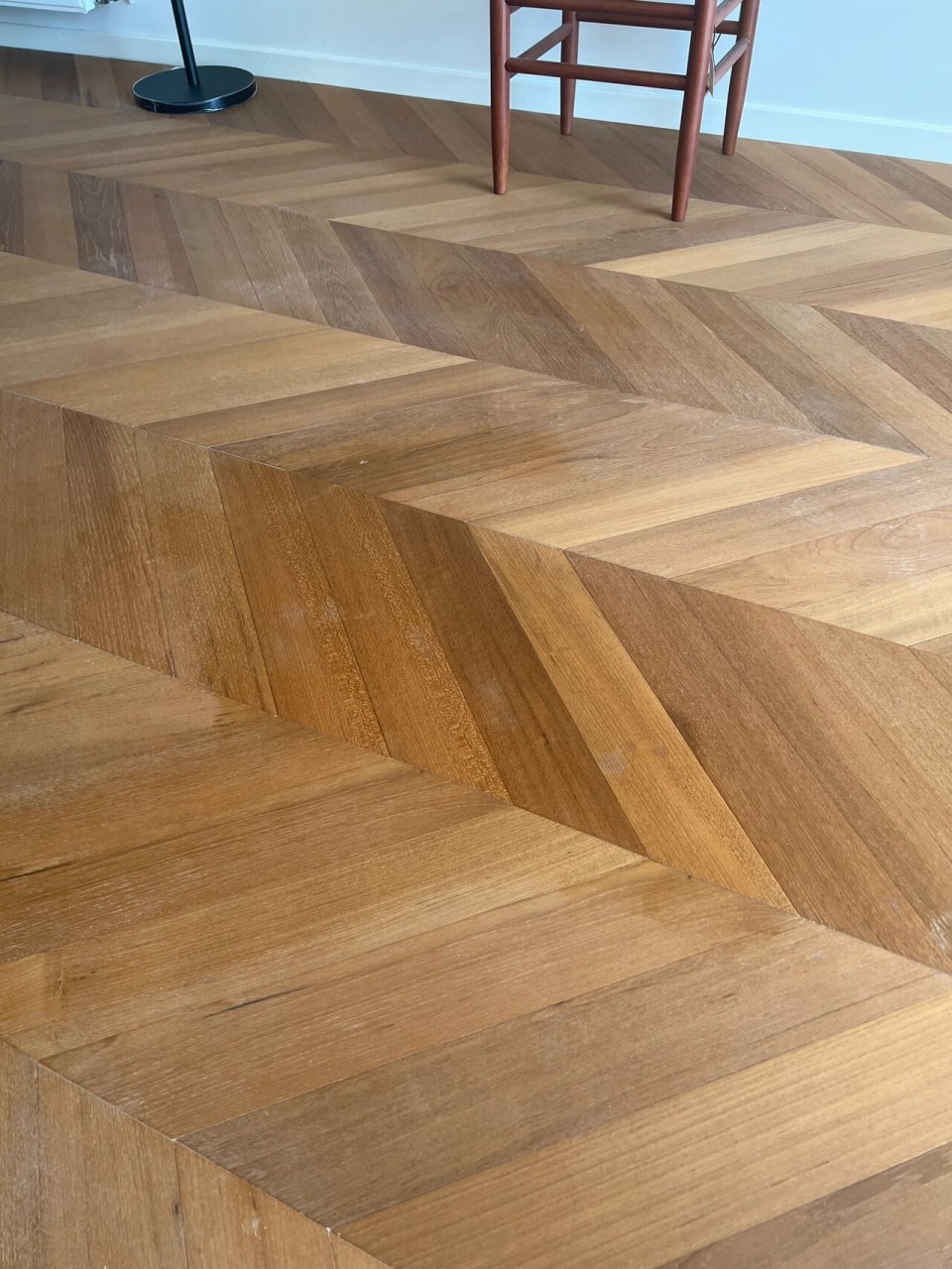 装修完毕之后木地板一直泛白 扫地拖地蒸汽拖把都上了 还是没办法让