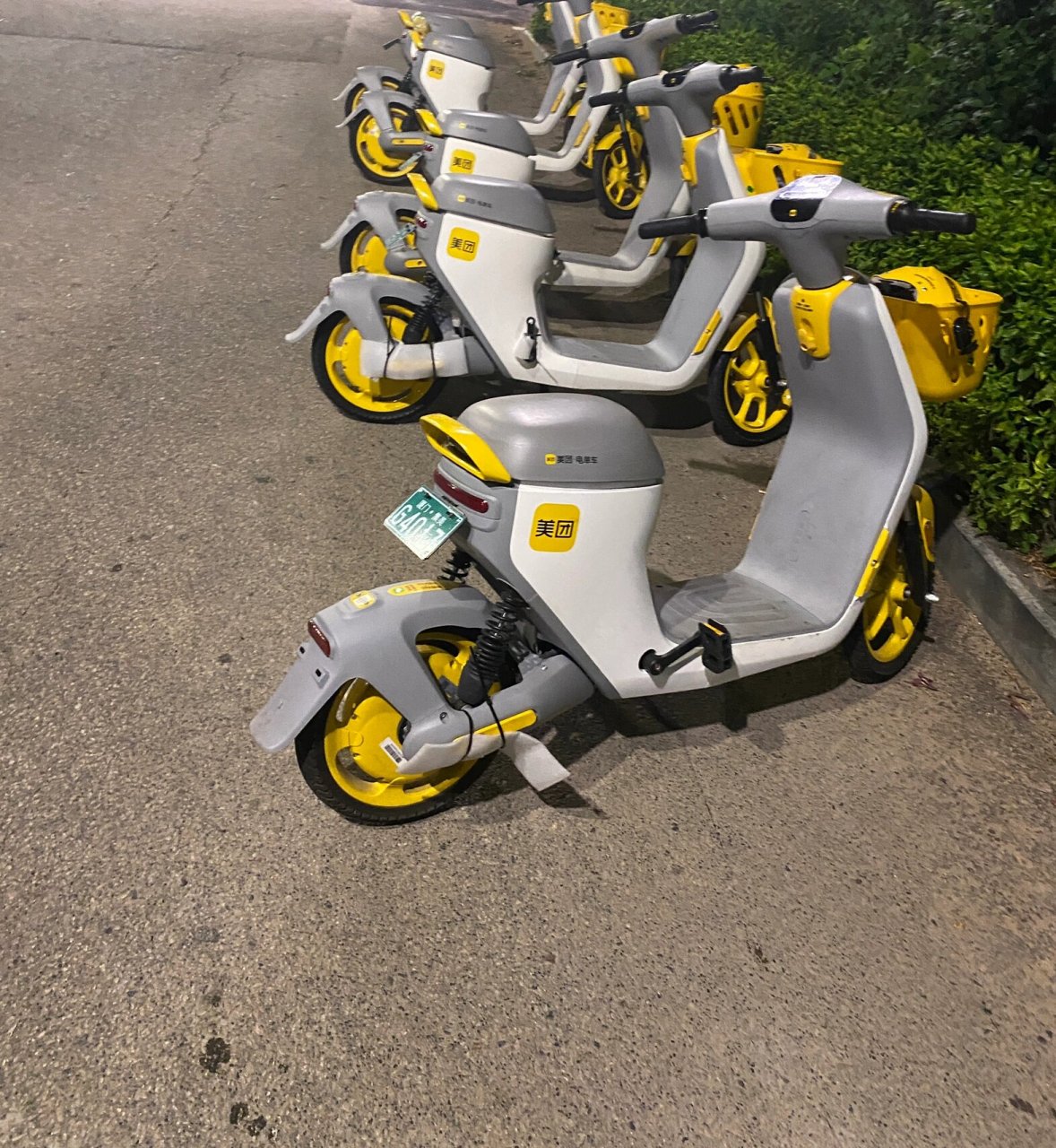 美团新出的电动车我真的会谢,没有一辆可以的,一直提醒我佩戴头盔