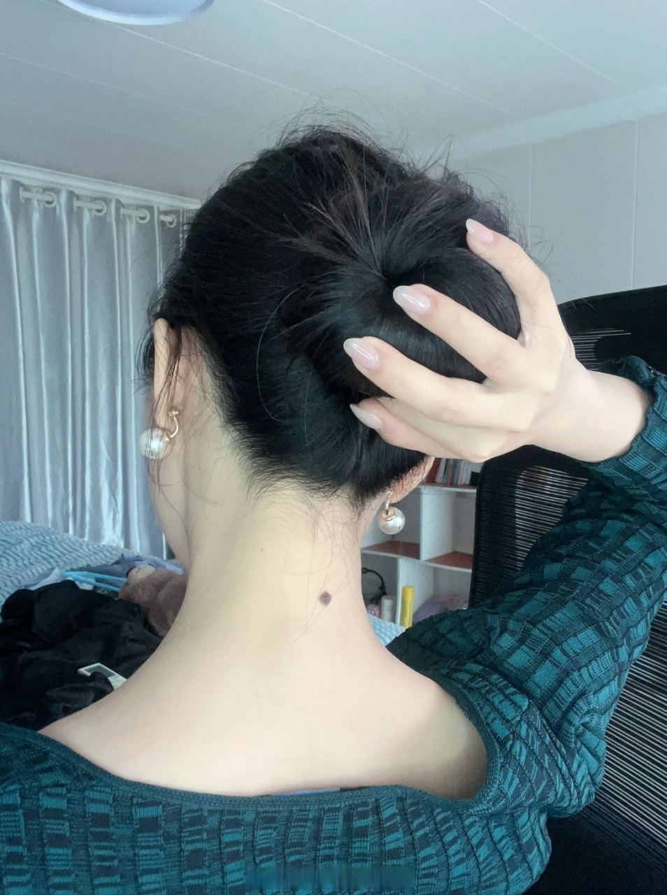 脖子后面有痣有好坏两面性,好的一方面代表有靠山,贵人运旺盛,做工作