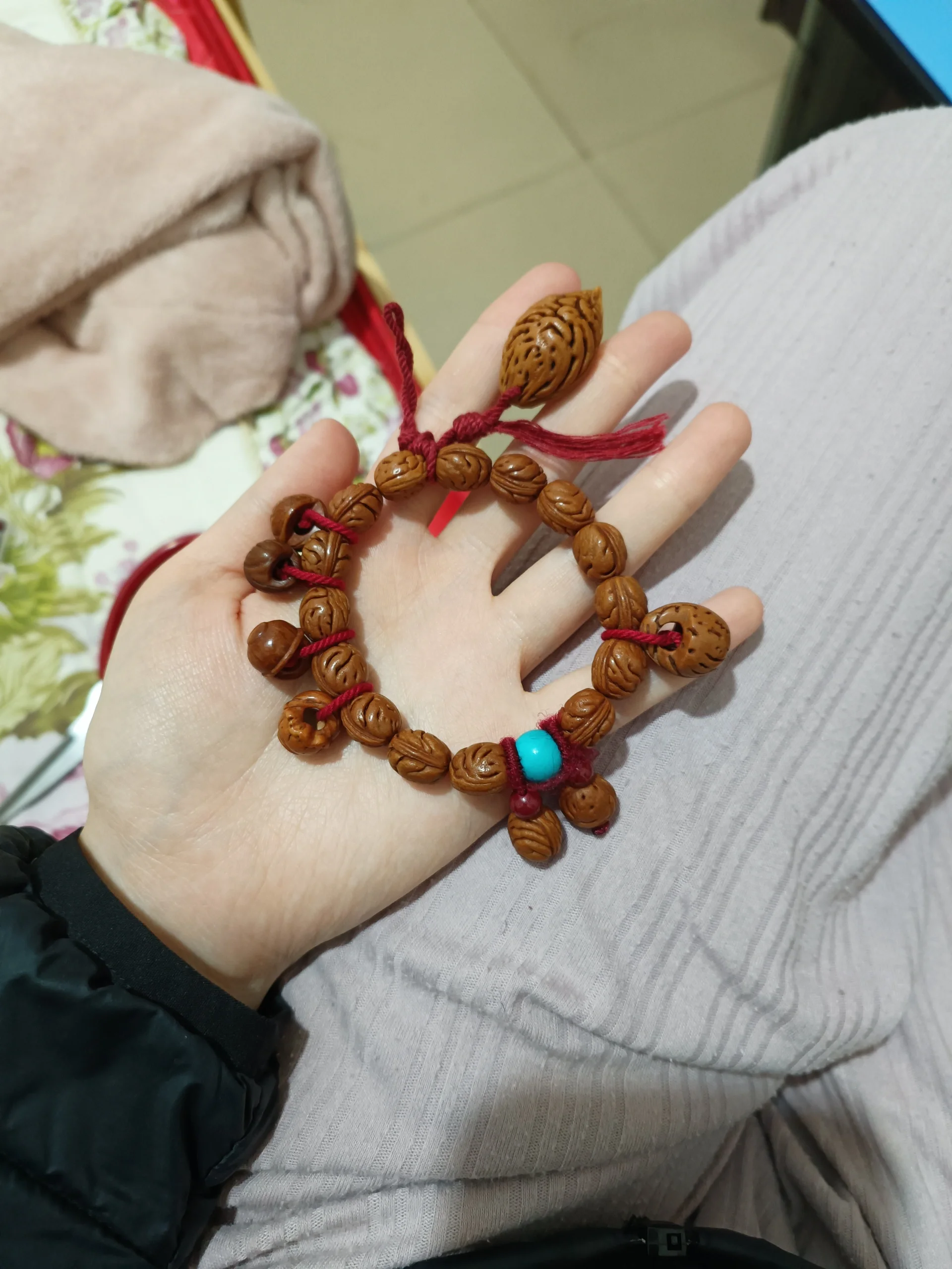 右手只戴了自己之前刻的,准备连着桃核手串一起盘,因为龙纹桃核戴手上