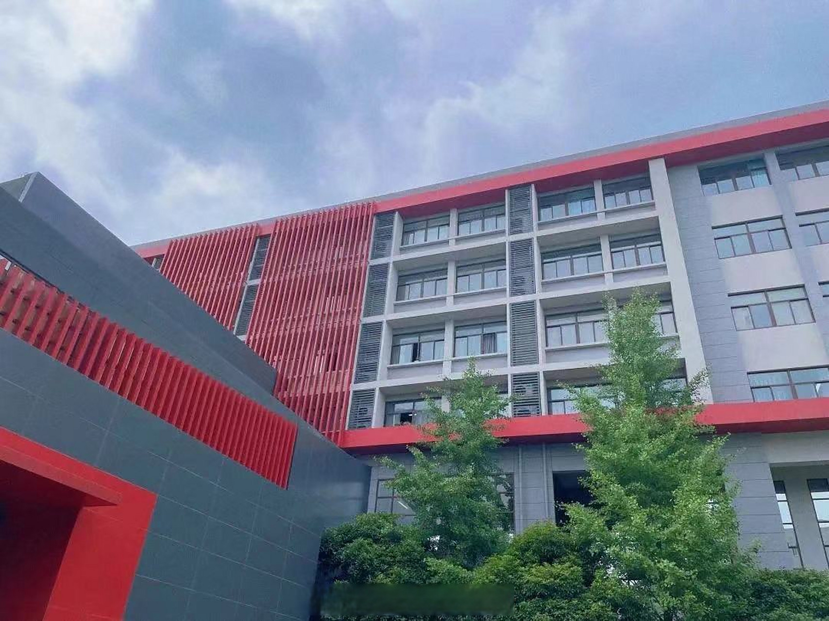 武汉传媒学院# #武传一角# 教学楼像巨人一般伫立在学校,气势雄伟,让