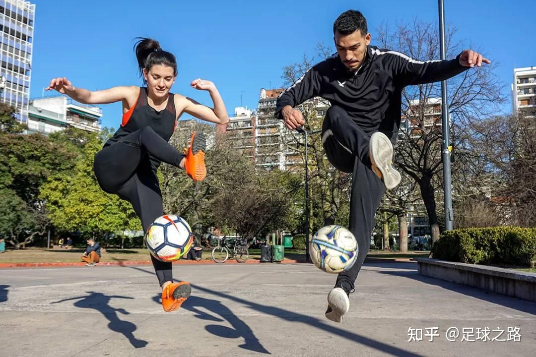 花式足球首先练什么(花式足球以什么技巧为主)