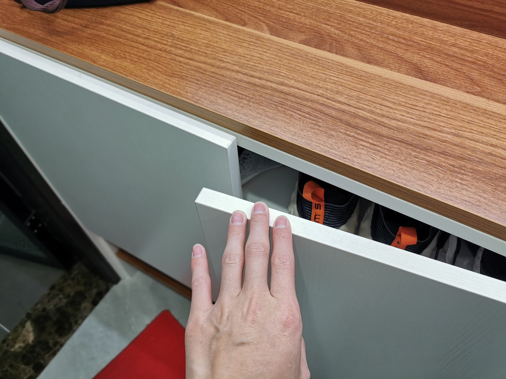 而实现无拉手柜门设计,可以通过下面9种方式来做: 1,柜门侧