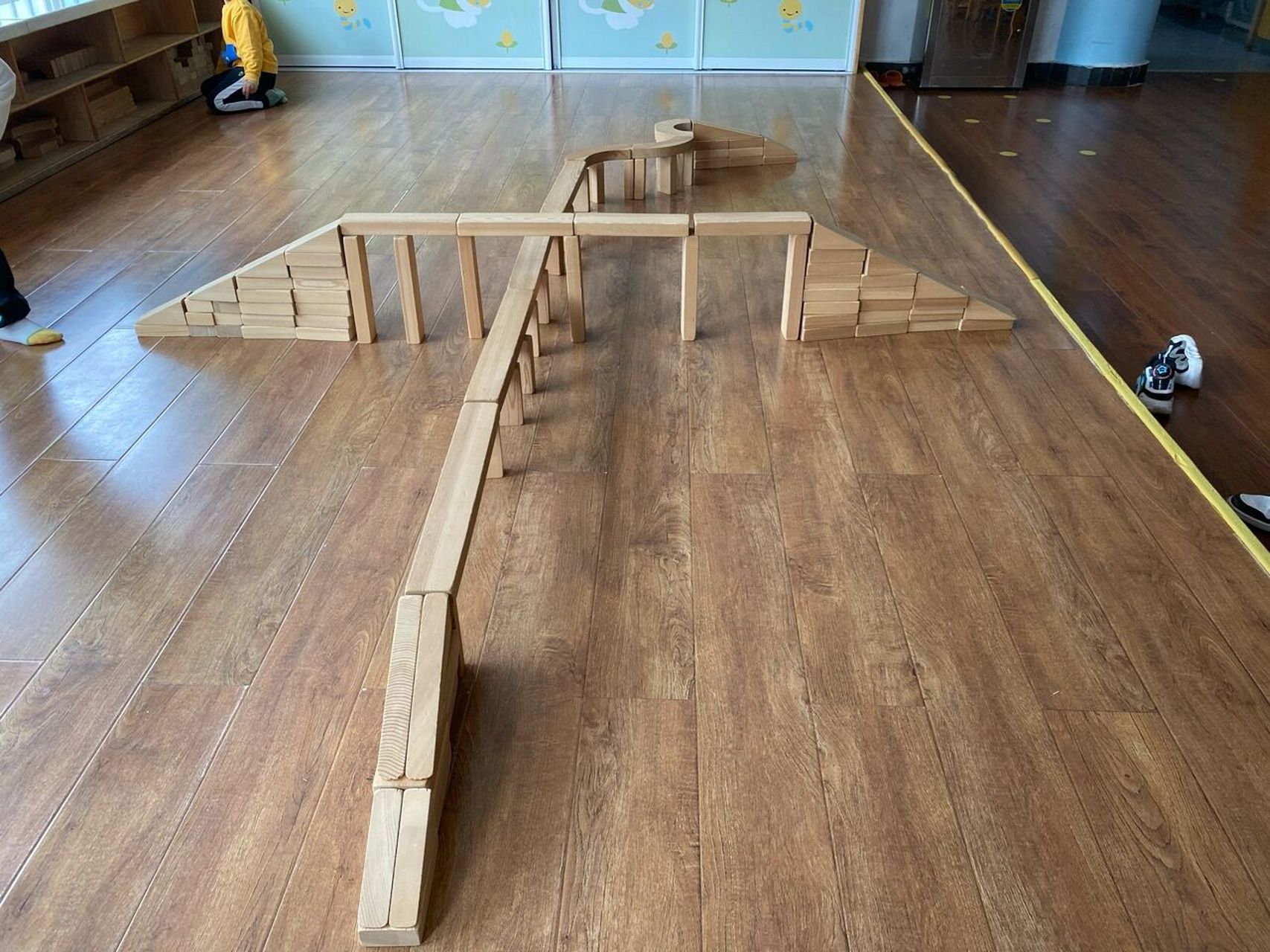 幼儿园建构区作品展(原创)   材料:中型积木 主题:各种各样的桥梁