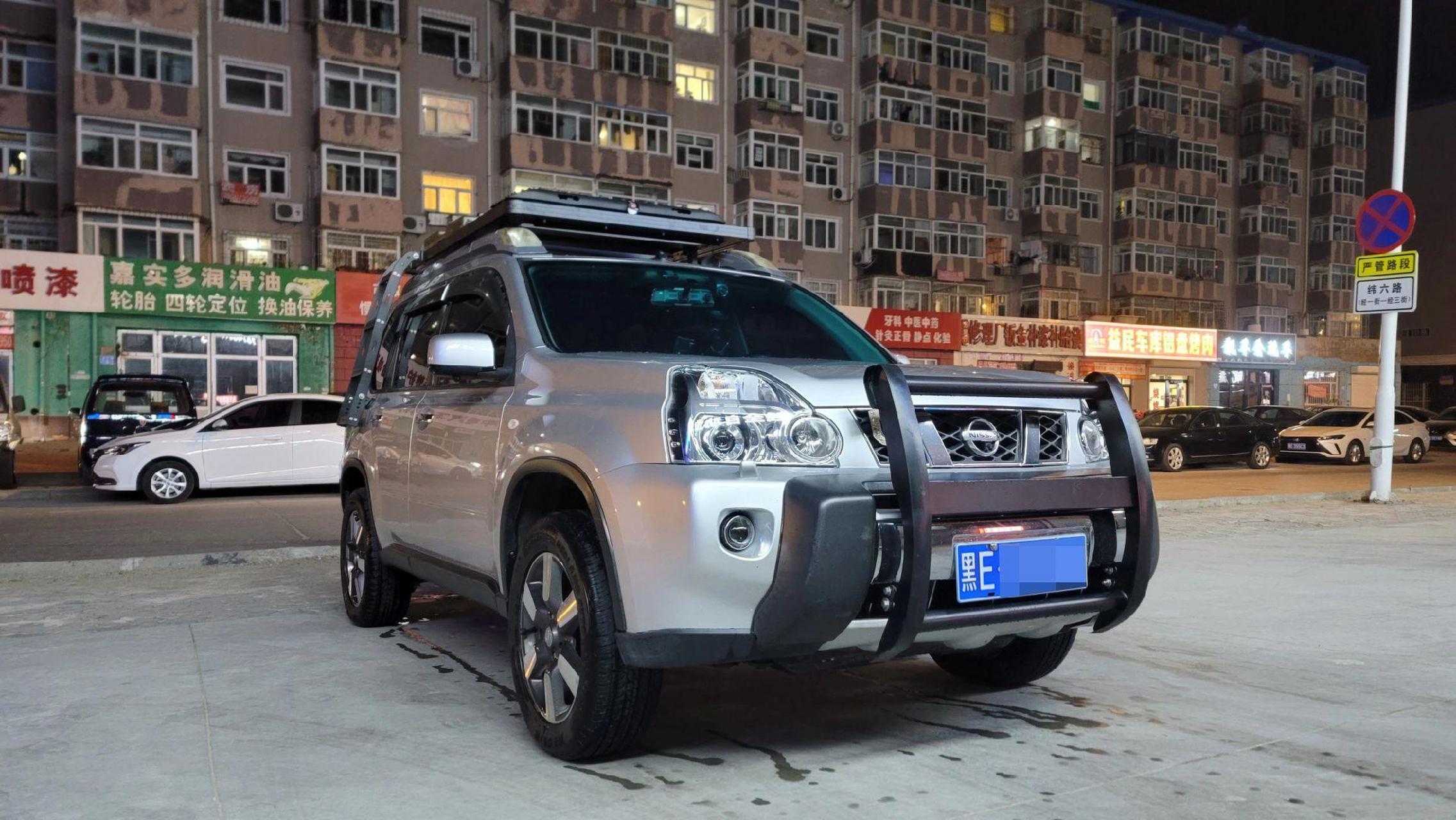 日产老奇骏带狩猎灯车顶拓展平台