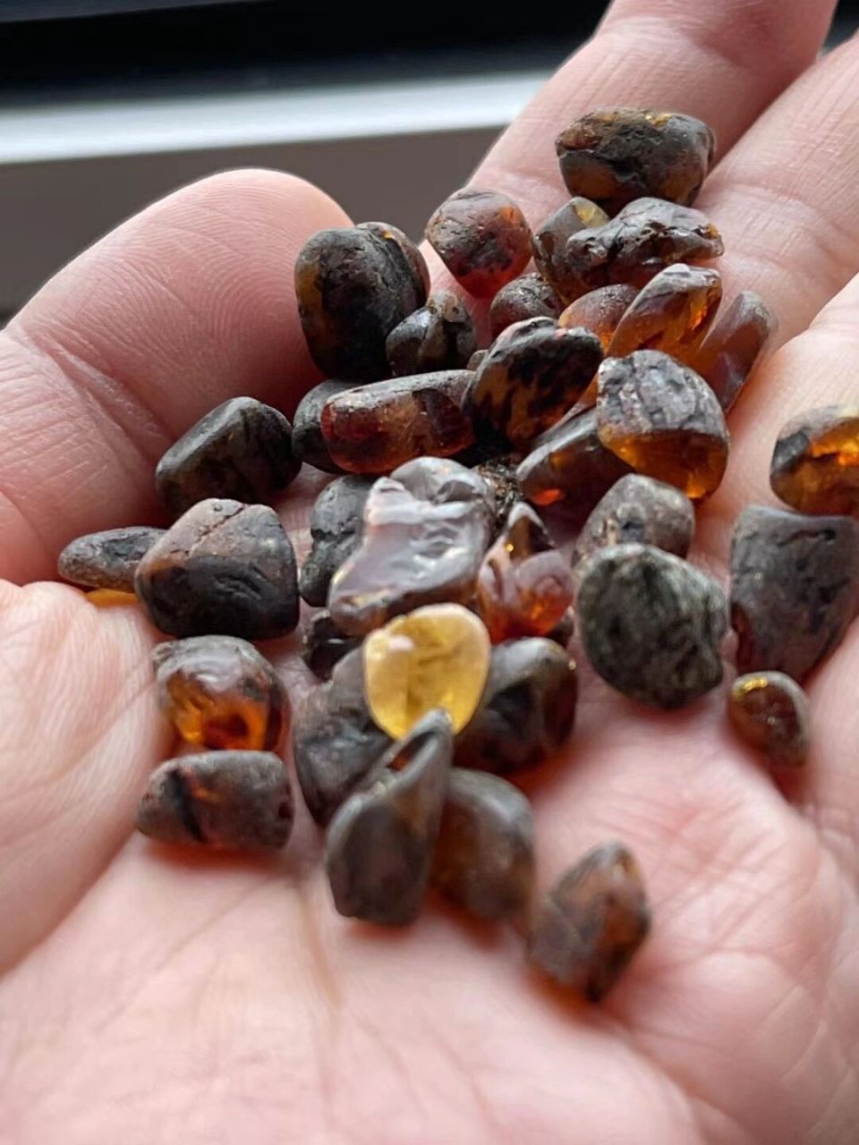 琥珀的药用价值 琥珀的药用价值1,在我国琥珀自古以来被称为"神药"