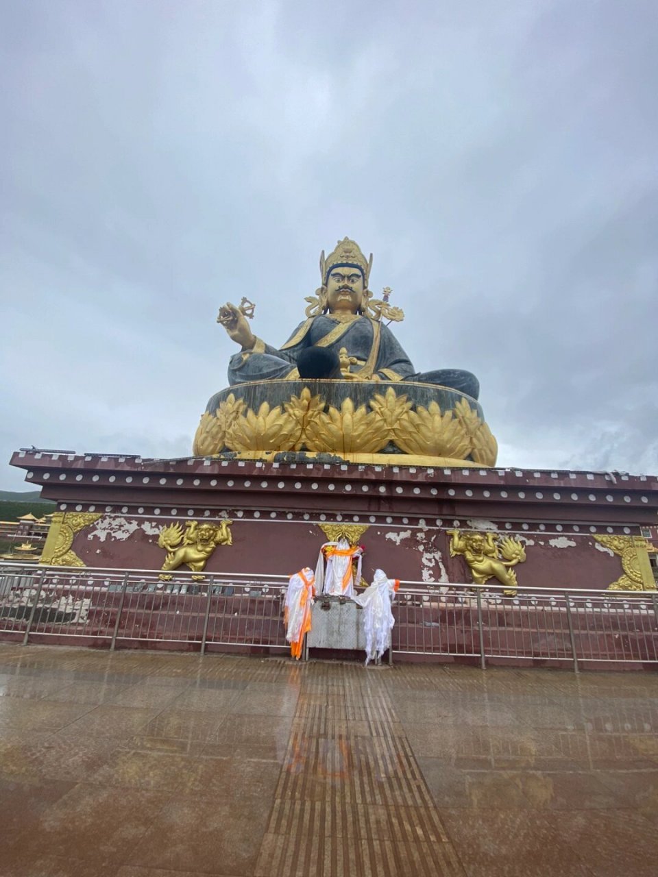 玛沁县喇日寺 青海省玛沁县喇日寺:意为"吉祥圣山触目盛光石经寺",是