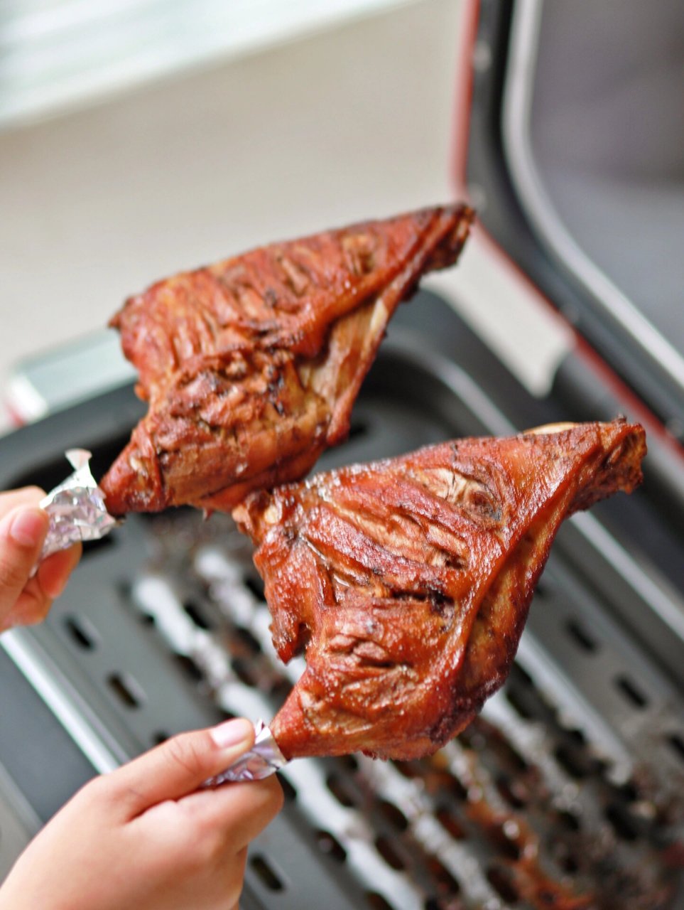 98周末宅家孩子想要烤鸭腿 趁冰箱里还有两只赶紧给安排上 皮脆肉多
