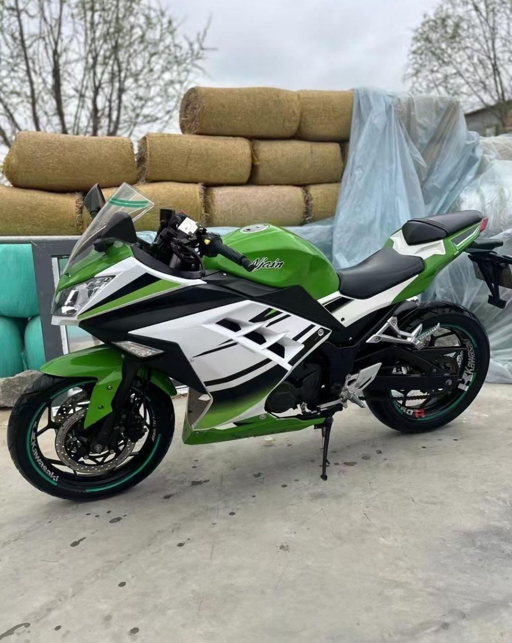 经典川崎绿小忍者250到货,机器冷热一枪,液晶仪表