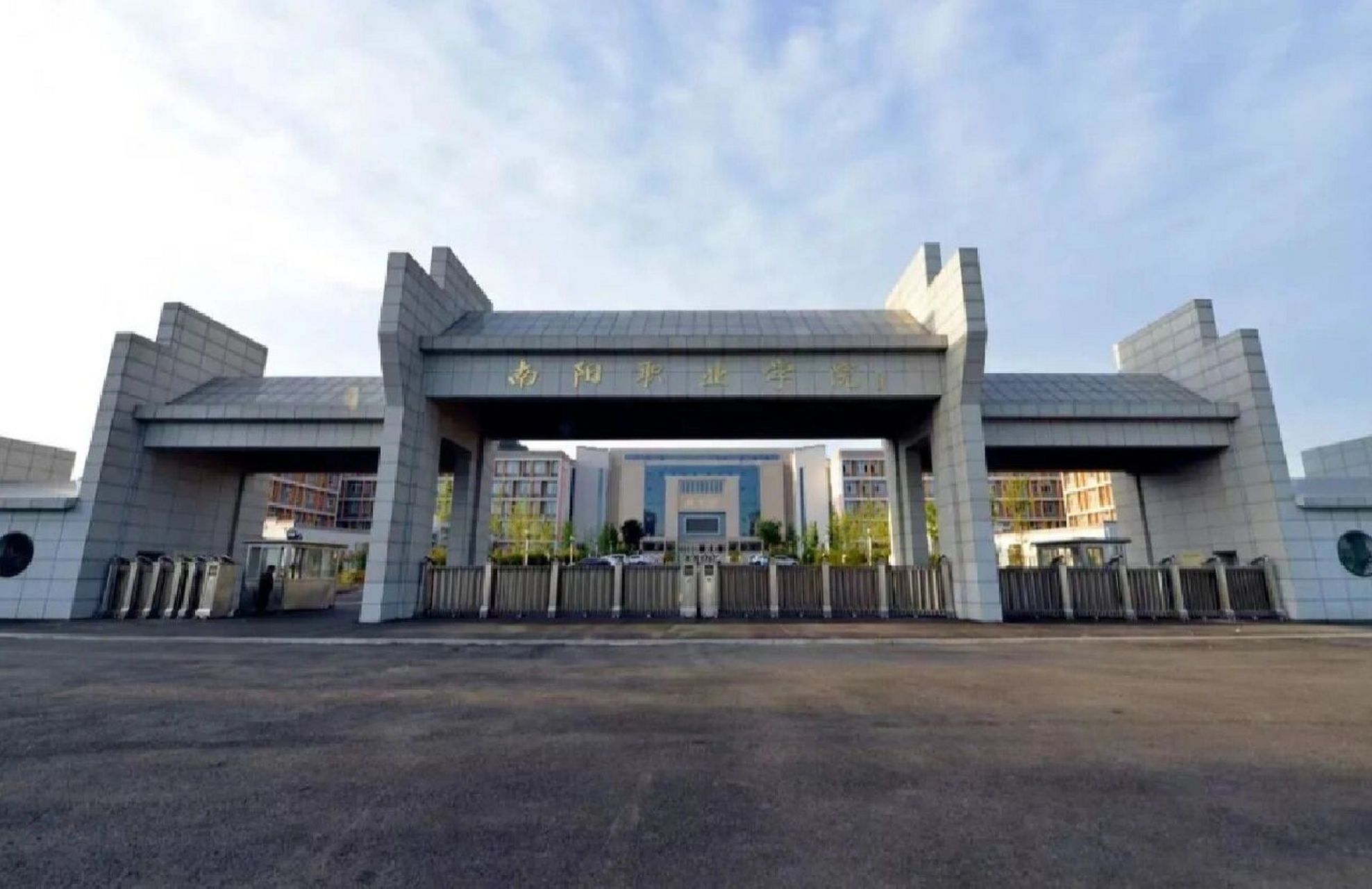 欢迎大家报考南阳职业学院 民办大专,学费8000不到,宿舍上床下桌,独立